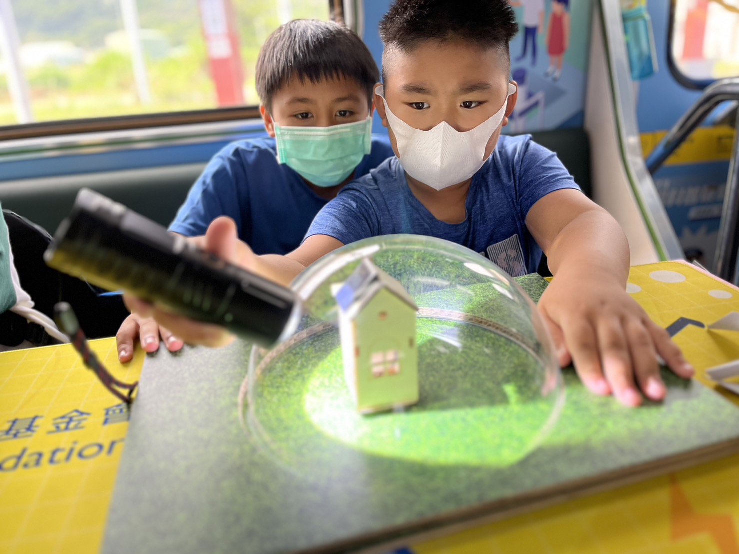 友達參與基礎科學主題車廂，以STEAM教學精神，設計「逐日科學家」、「太陽能工程師」以及「淨零建築師」三大能源科普課程和實驗