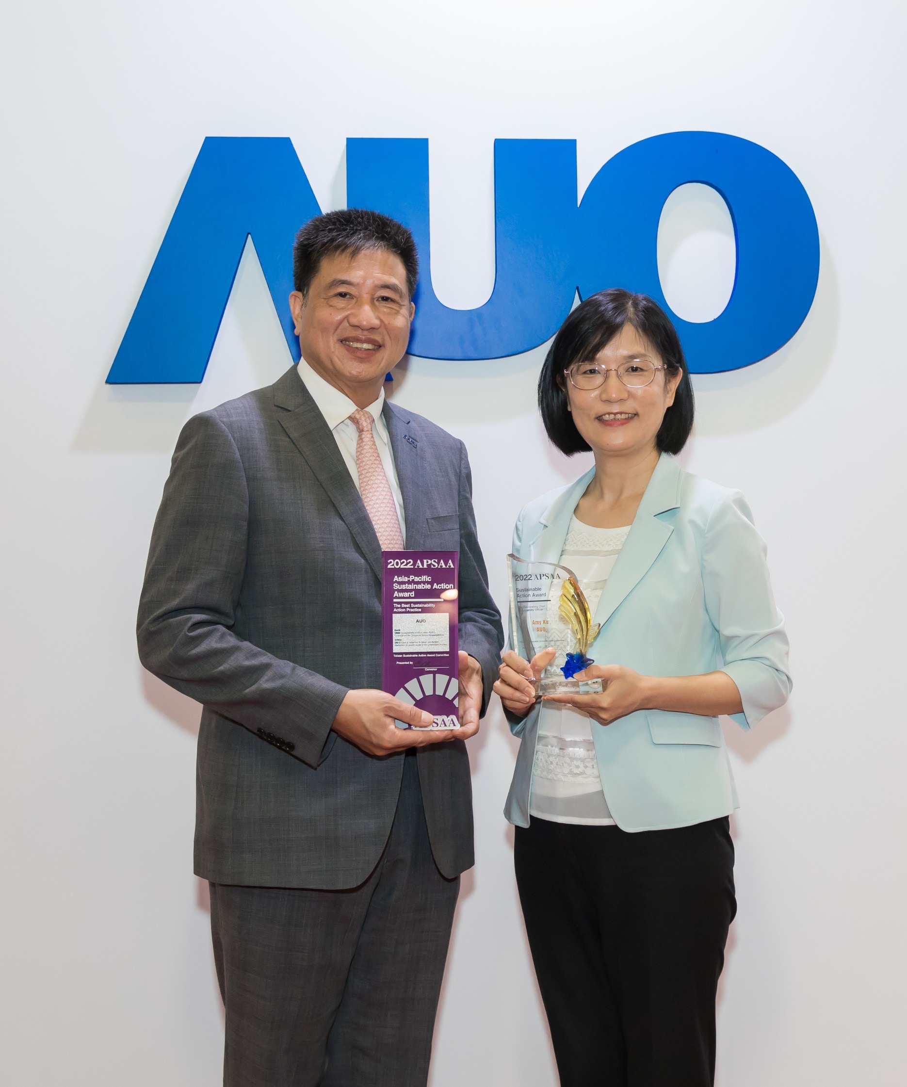 世界杯官方端网站登录入口长期垫筑永续远景的基石，透过ESG暨气候委员会逐步实践永续策略蓝图。其中，世界杯官方端网站登录入口光电永续长古秀华带领团队、制定中长期目标，缔造多面向亮眼表现，获得「顶尖永续长奖」的个人奖殊荣（左：世界杯官方端网站登录入口光电董事长暨执行长彭双浪，右：世界杯官方端网站登录入口光电永续长古秀华）