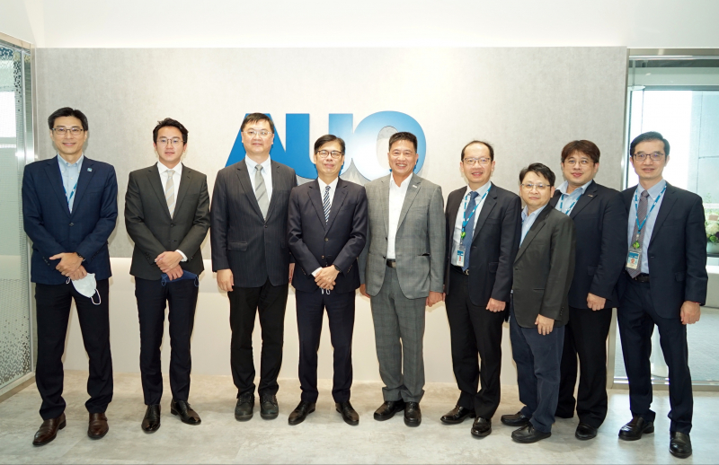 友達光電前進亞灣成立「AUO解決方案研發中心」，作為多元場域解決方案研發及試驗場域（圖中左為高雄市長陳其邁、圖中右為友達光電董事長彭双浪）