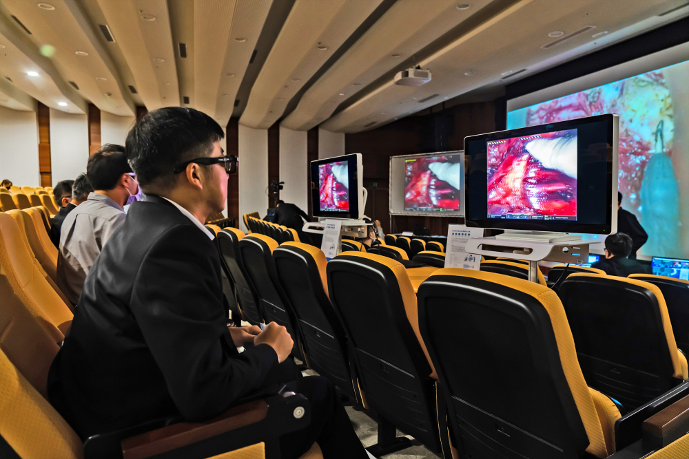 達擎之「達文西外接3D影像解決方案」，將達文西手術機器手臂的3D影像即時連線轉播，在會議室觀摩的醫師們只要戴上偏光眼鏡，就能與執刀醫師看到同步的3D立體影像，如臨操作台現場，縮短達文西手術的學習曲線
