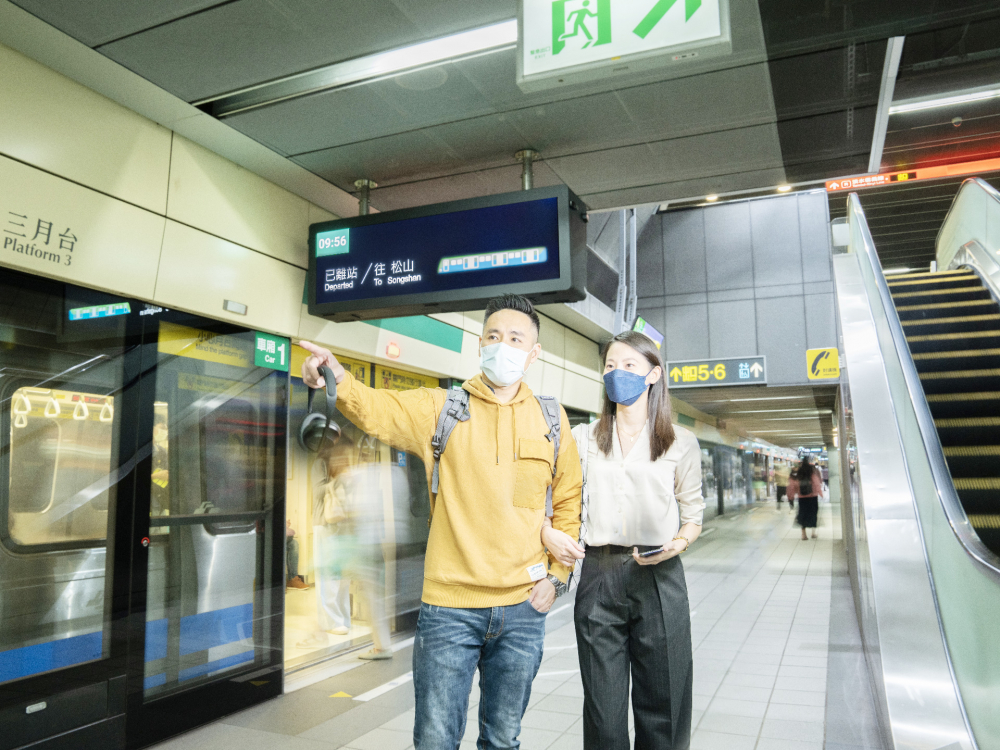 友達旗下達擎之客製化TARTAN顯示器，於台北捷運中山站亮相。以獨特長條型比例與高畫質特色，為台北捷運站帶來嶄新的都會車站風貌