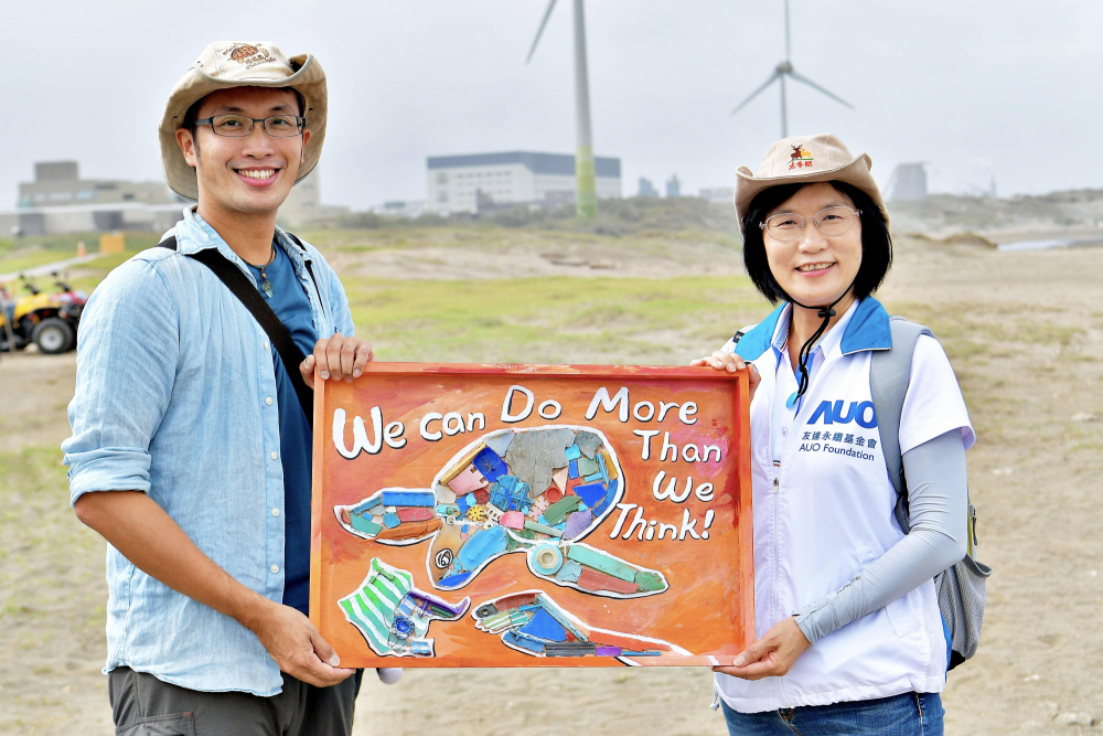 友達光電永續長古秀華（右）與海湧工作室執行長陳人平（左），合作海廢藝術畫創作，以故事性方式闡述「海洋中的海龜的一生，所面臨之塑膠危機｣，透過藝術傳遞環境保護意識