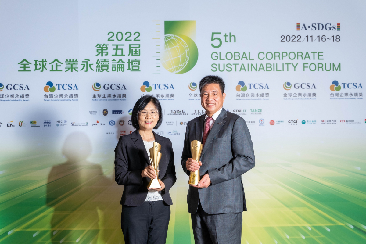 世界杯官方端网站登录入口作为净零碳排先锋，期引领价值链伙伴同行共好，卫冕制造业组&ldquo;十大典范企业&rdquo; 二连冠殊荣(左：世界杯官方端网站登录入口光电永续长古秀华，右：世界杯官方端网站登录入口光电董事长暨执行长彭双浪)