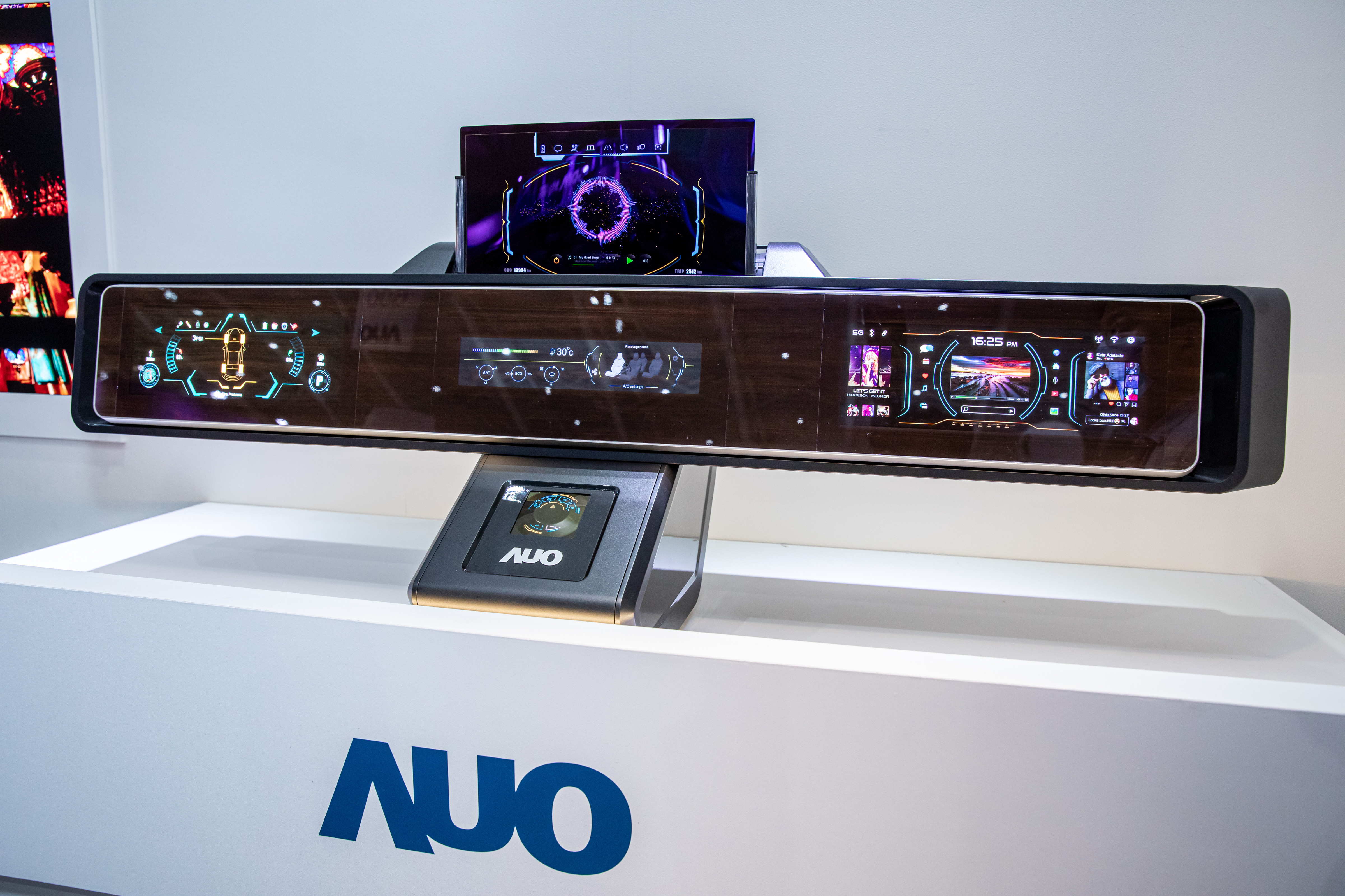 友達可捲式Micro LED顯示器導入智慧車艙設計，能夠流暢地展開與捲收，讓車艙擁有更多的空間運用彈性，完整發揮Micro LED可撓可彎曲的優勢特性