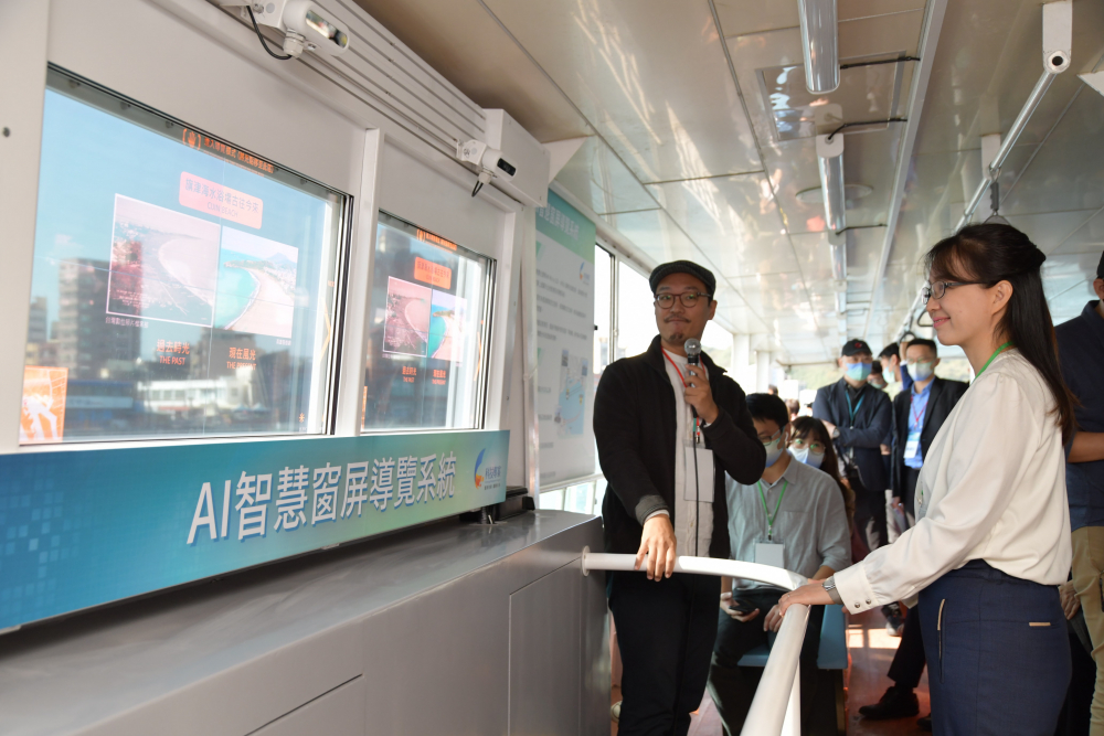 友達整合透明Micro LED智慧窗，透過景物GPS座標定位追蹤乘客視線，可即時在智慧窗提供正確的導覽資訊