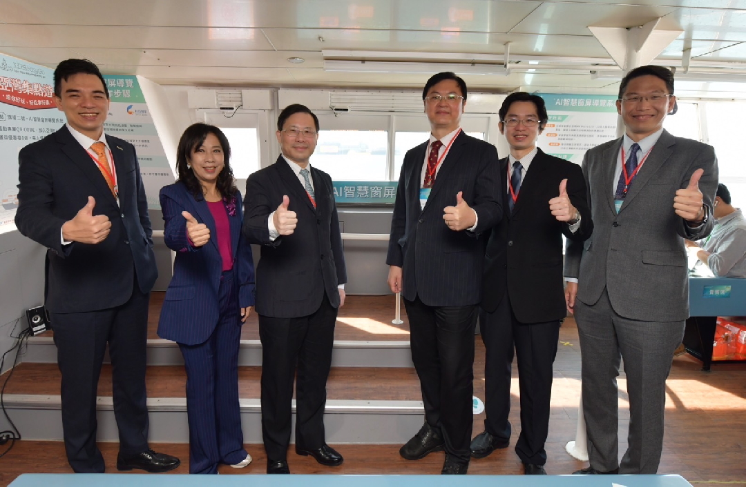由經濟部技術處指導推動，透過友達光電、工業技術研究院與船舶中心三方合作，於高雄亞灣智慧渡輪率先導入最新Micro LED透明顯示器屏今(22)日啟用(左起友達光電營運長暨總經理柯富仁、高輪公司董事長黃淑美、經濟部次長林全能、高雄市副市長羅達生、經濟部技術處科長張能凱、工研院電光系統所副所長李正中)