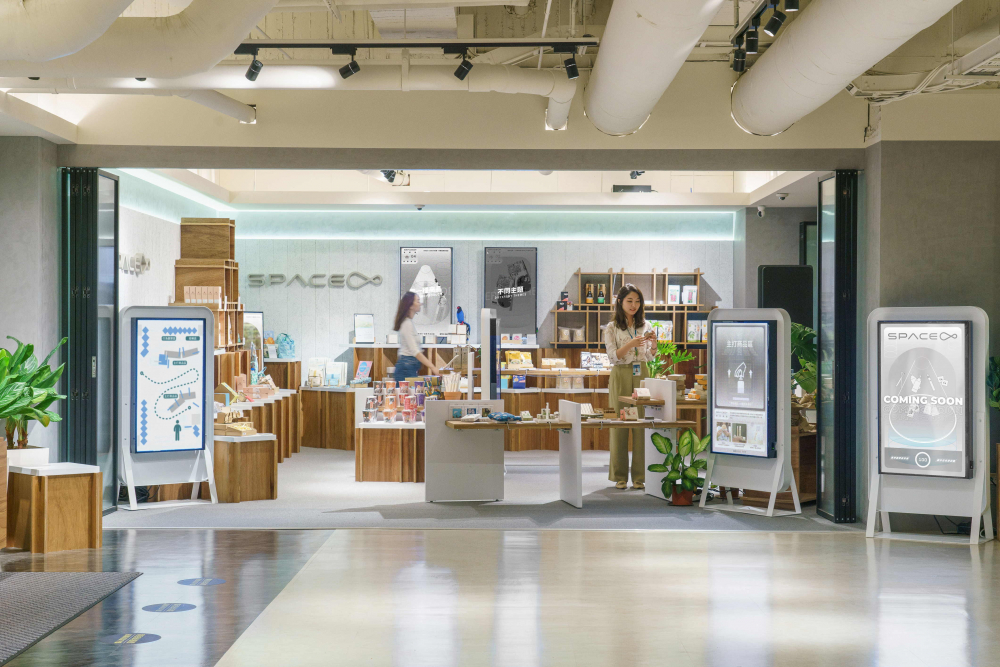 世界杯官方端网站登录入口打造永续选物商店，展示社企及社创商品，结合创利空间所开发的智能零售系统，整合多元产品信息，让无人商店扮演公益行动的推手