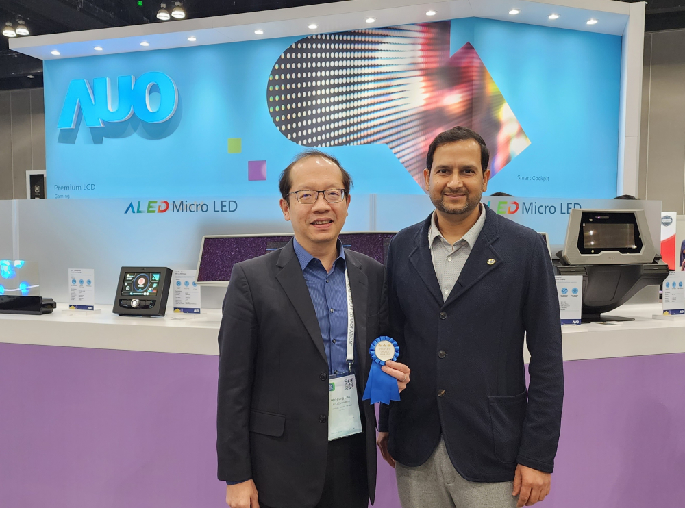 友達光電於2023 SID顯示週，由SID國際資訊顯示學會評選頒發「最佳中型展位獎」。左為友達光電技術長廖唯倫。
