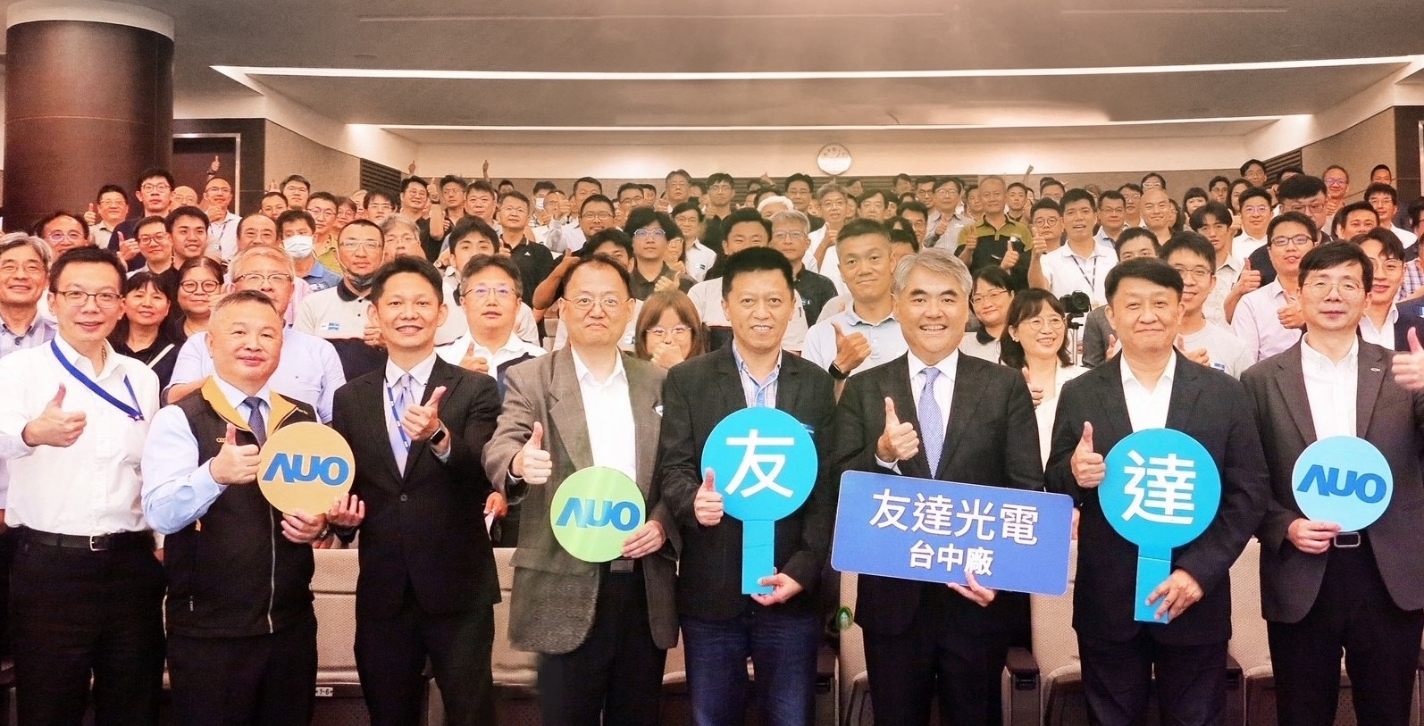 友達以太陽能解決方案領航者，跨足建築領域，4日在台中廠區舉辦「光電建築一體化研討會」，邀請產業先驅共同推動綠化，打造新一代智慧綠建築。