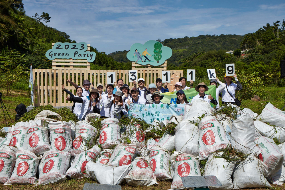 友達集結超過200位志工，攜手移除高達1311公斤的外來入侵種「小花蔓澤蘭」