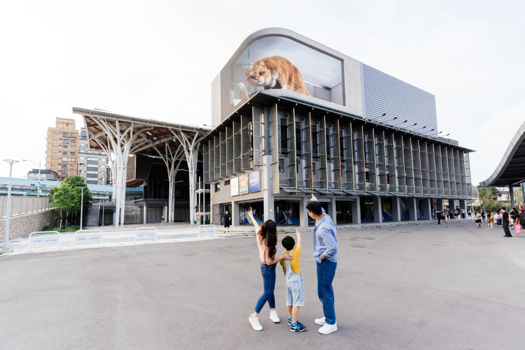 友達打造全台最大戶外裸視3D LED弧形螢幕，將超立體的軟萌胖橘貓動畫活躍於頂樓外牆