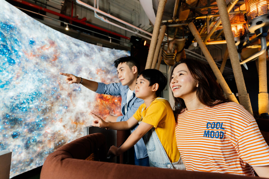 友達打造全台最大寬6公尺、高4公尺、唯一搭載LED弧形拼接顯示屏的動感飛行船，讓乘客駐足在熱氣球上，享受身歷其境的偽出國旅遊樂趣