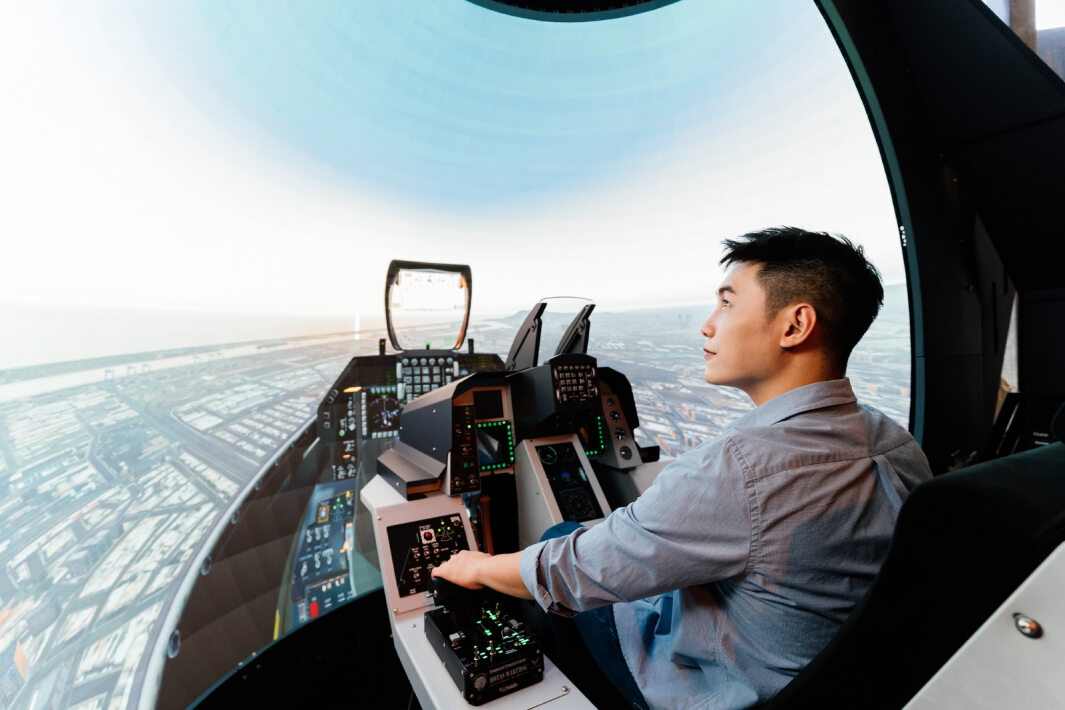 友達以P1.25小間距打造球形LED模擬艙，搭配智崴的精密六軸動態座椅，結合友達專業影像調校技術，呈現擬真模擬飛行場景