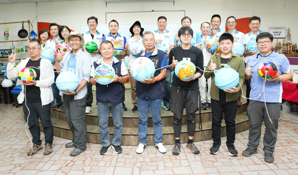 友達光電暨友達永續基金會董事長彭双浪與農業部林業及自然保育署新竹分署夏分署長、供應商夥伴、在地鄰里協會、社企團體，以循環再生的海廢浮球倡議從源頭減廢，為地球移除塑膠垃圾，共同「手」護台灣美麗海岸