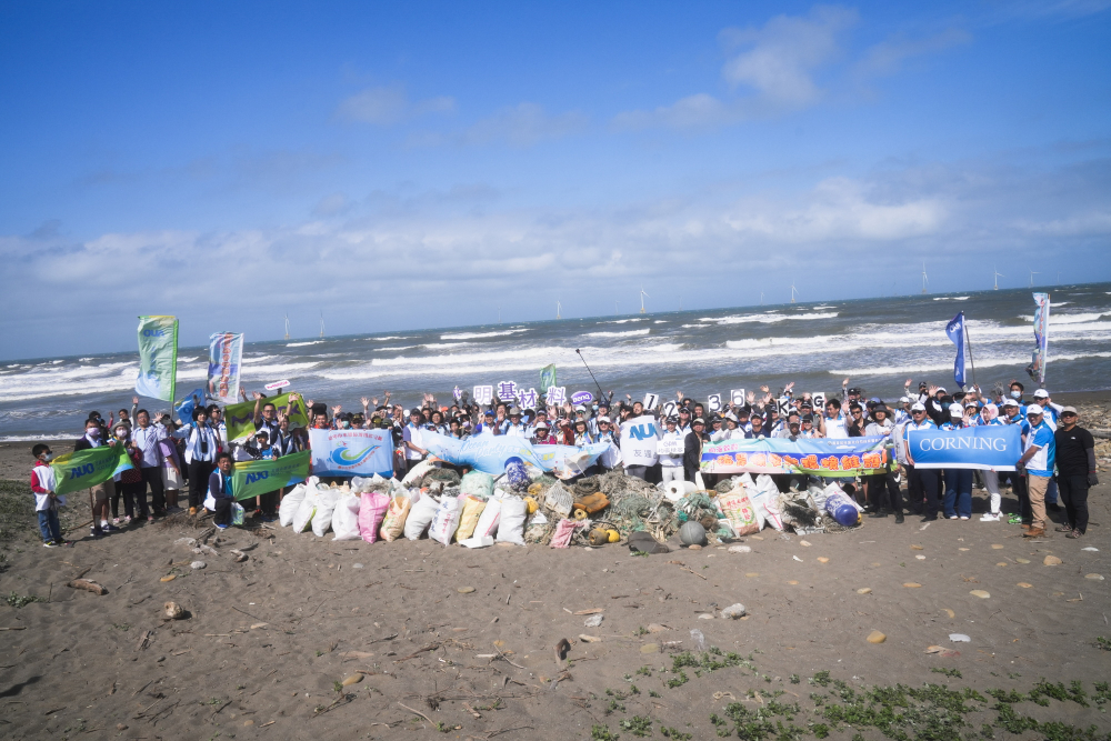 友達永續基金會召集企業志工、產官學和供應商夥伴，在苗栗後龍外埔魚港1340保安林海岸淨攤，齊心協力清除1.2公噸海洋廢棄物，以行動實踐對環境友善的承諾