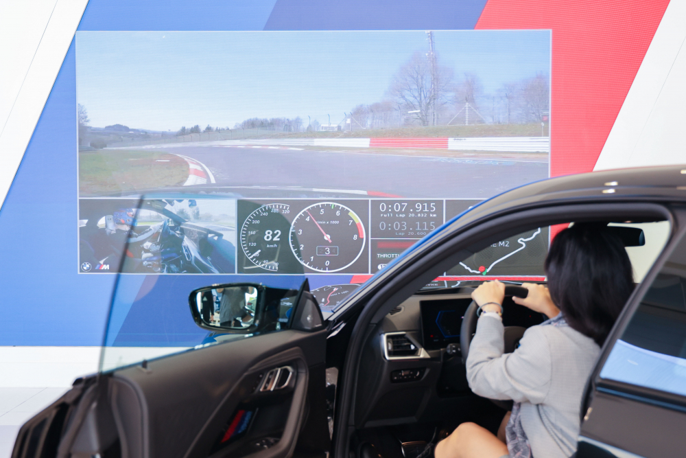 顧客按下虛擬Engine Start按鈕，啟動預選車款的引擎聲浪，螢幕同時呈現德國紐柏林賽道的試駕畫面，坐進車內一秒化身駕駛員馳騁奔騰