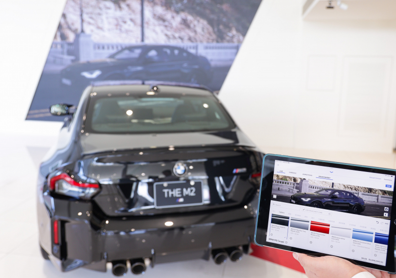 賞車介面即時投放到LED牆上，顧客可即時更換車輛內裝、零件選配與車款配色，提供近乎與實車等比例的沉浸式無死角虛擬賞車體驗