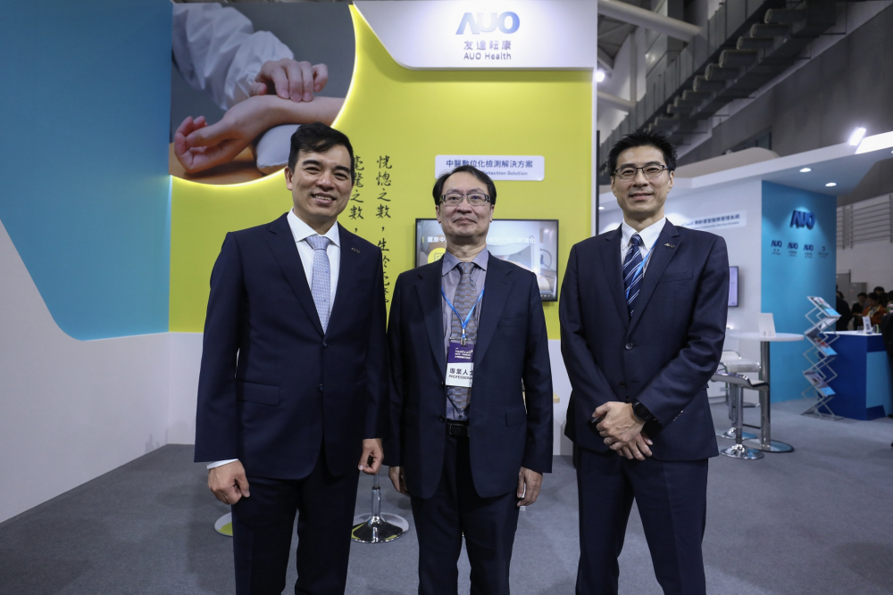 首次於醫療科技展亮相的友達耘康，捐贈數位化檢測設備與研究經費，協助衛福部國家中醫藥研究所打造中醫大數據資料庫。圖由左至右為友達光電執行長暨總經理柯富仁、衛福部國家中醫藥研究所所長蘇奕彰、友達光電智慧醫療事業群總經理廖世宏