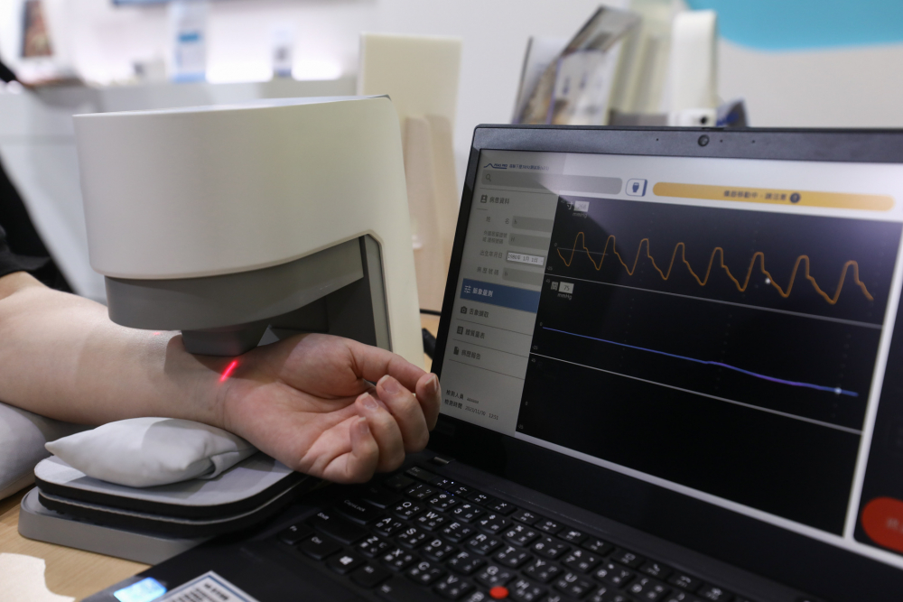 友達耘康脈象檢測系統透過電腦精準控制升降系統，還原中醫師三指把脈過程的舉、按、尋手法，將脈象感受轉化成數據，未來可結合大數據分析，實現智慧醫療及準確性