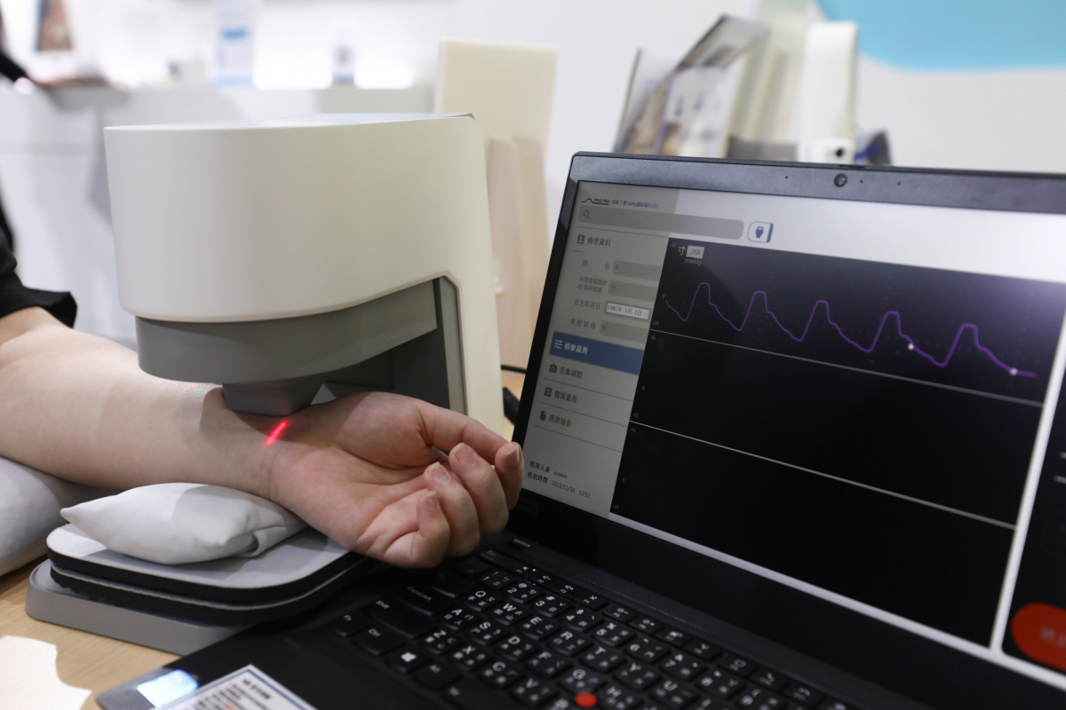 友達耘康脈象檢測系統透過電腦精準控制升降系統，還原中醫師三指把脈過程的舉、按、尋手法，將脈象感受轉化成數據，實現智慧醫療及準確性