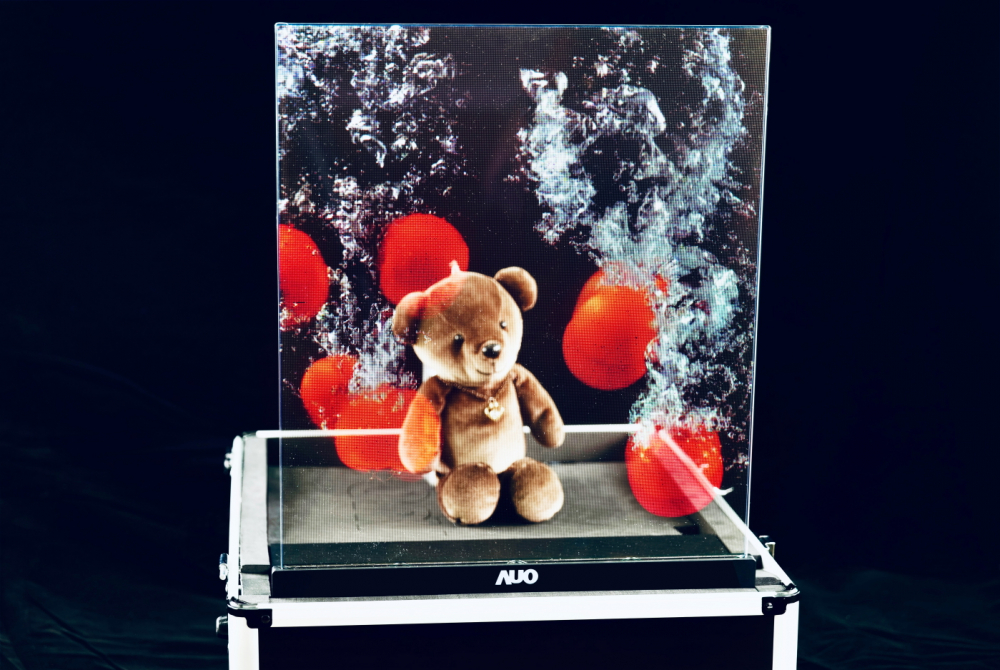 友達以次世代Micro LED顯示技術打造之透明顯示器，具備高穿透、低繞射、高亮度、可拼接之特性，可廣泛應用於智慧移動、零售、育樂和醫療等多元場域