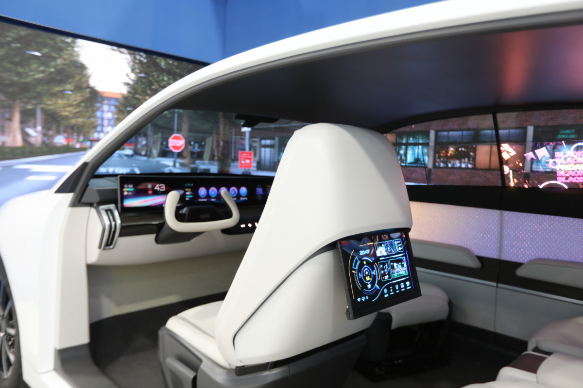 世界杯官方端网站登录入口的「可卷式后座娱乐显示器」加强后座乘客的感官体验，并保有个性化设计，可依使用偏好进行动态调整。