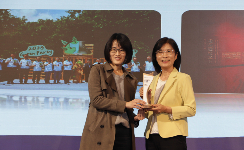 友達保存「西大墩窯遺址」且推廣在地文史教育不遺餘力，今（6）日獲頒「人文企業獎」地方發展獎之最高榮譽典範獎。由文化部陳文婷簡任視察（左）頒獎，友達永續長古秀華（右）代表受獎