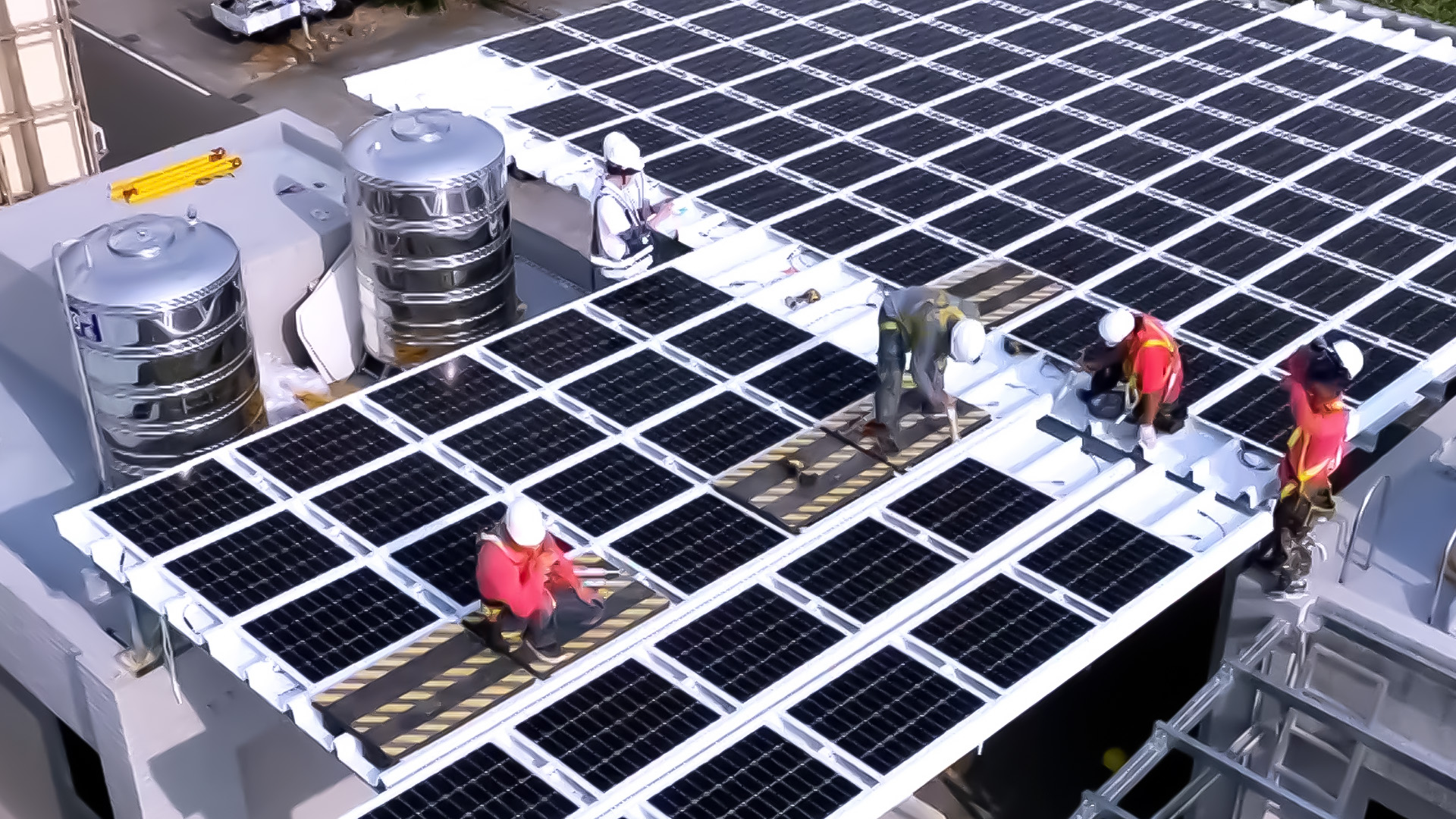 世界杯官方端网站登录入口着力于替代能源之技术研发，如光电浪板的相关制程、设备与产品，其中所开发之光电整合型浪板，减少传统金属支架安装，更提升耐候度，可广泛运用于多元场域，并辅助建筑达到净零碳排目标