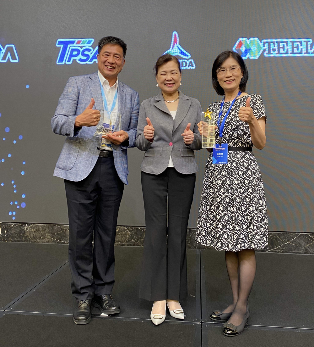 友達致力推動永續發展，於Touch Taiwan2024以3R策略貫穿Display、ESG展位實現綠色展覽目標之成果，Display展位獲綠色裝潢設計鑽質獎最高榮譽，ESG同獲金質獎殊榮。由經濟部長王美花（中）親自頒予友達光電董事長彭双浪（左）、友達光電永續長古秀華（右）