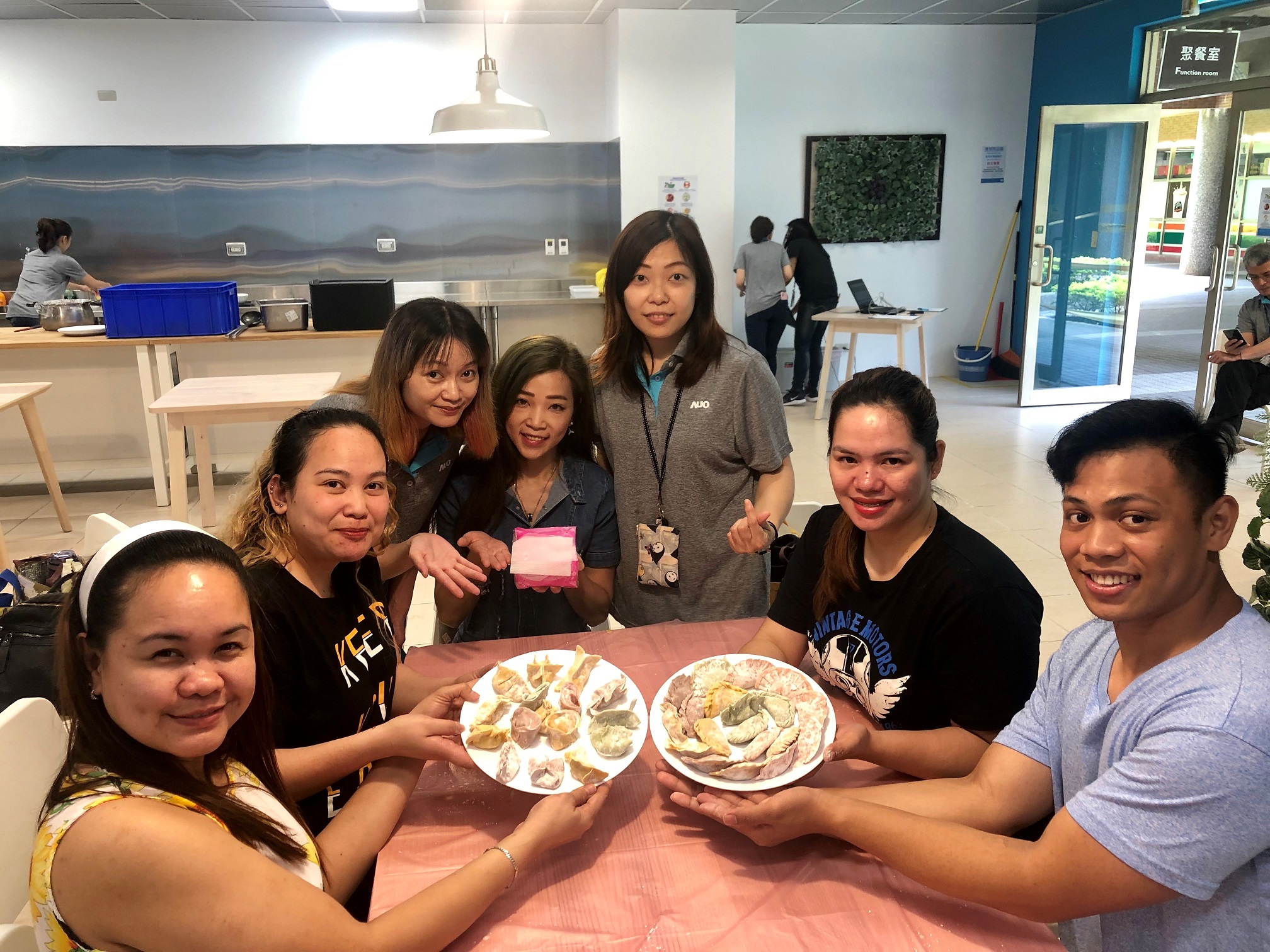 友達將DEI理念貫徹到企業文化和實踐，舉辦如台菲廚藝交流等活動，讓同仁了解彼此文化差異、培養情感