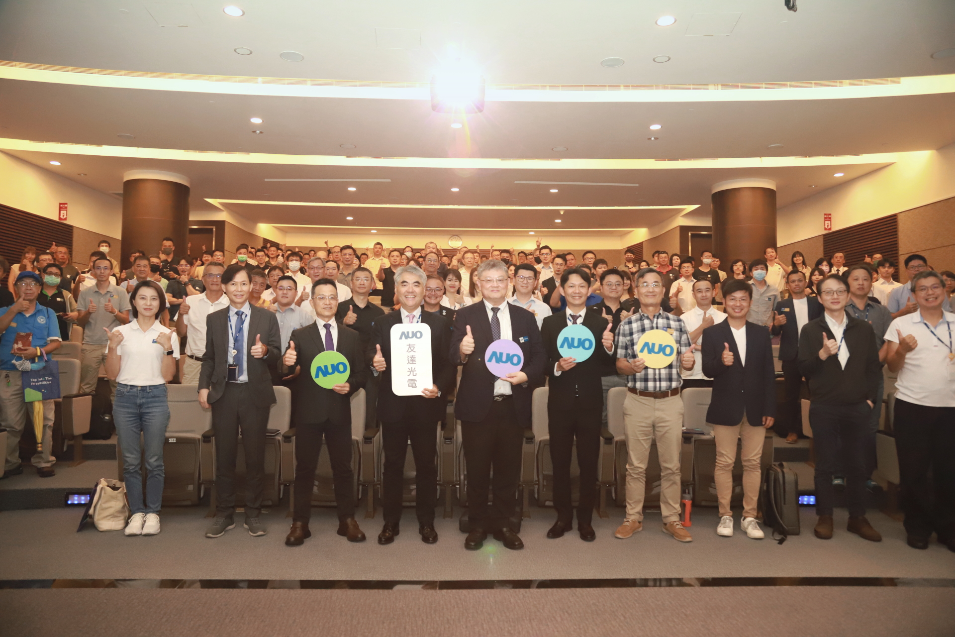 友達光電邀請領域專家共研再生能源發展、電力需求及建築物減碳等議題進行交流，盼共擘綠色永續生態圈的嶄新契機。