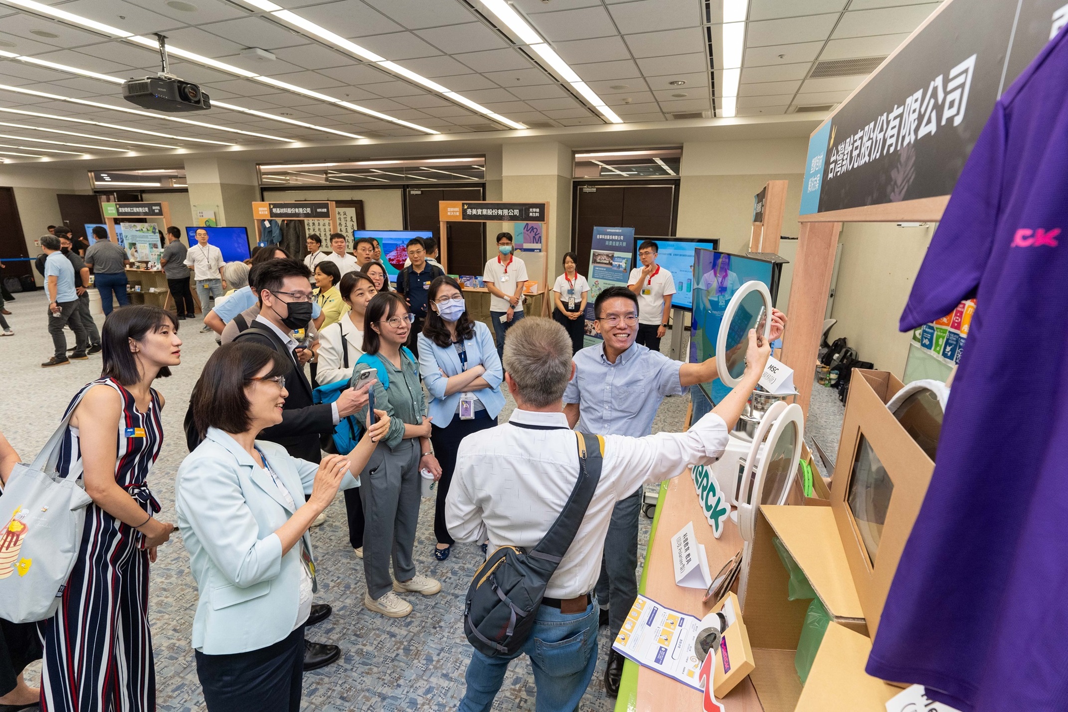 世界杯官方端网站登录入口连手产业伙伴策划首届生态圈联展，展示如何将废塑料循环再利用，创新解决方案包括：塑料包材再生与循环使用、再生塑料研发及应用、废塑料回收再生技术、减塑生活提案等