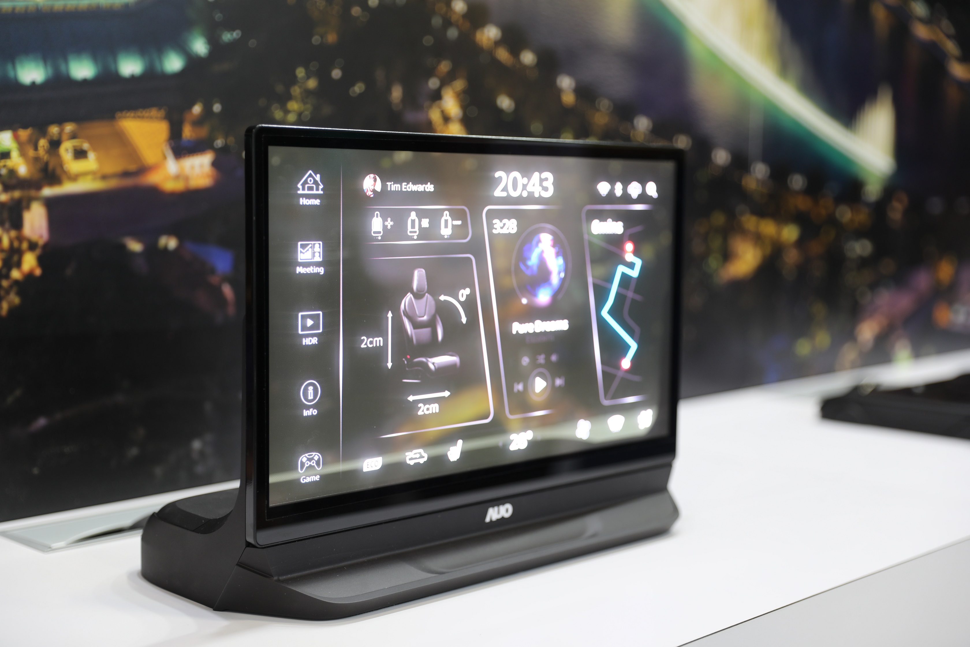 友達將Micro LED透明顯示技術整合黑切換技術的解決方案，釋放強大的技術自主開發能力，跨越室內外應用界限，開創業界第一台17.3吋快速黑切換透明觸控Micro LED顯示器