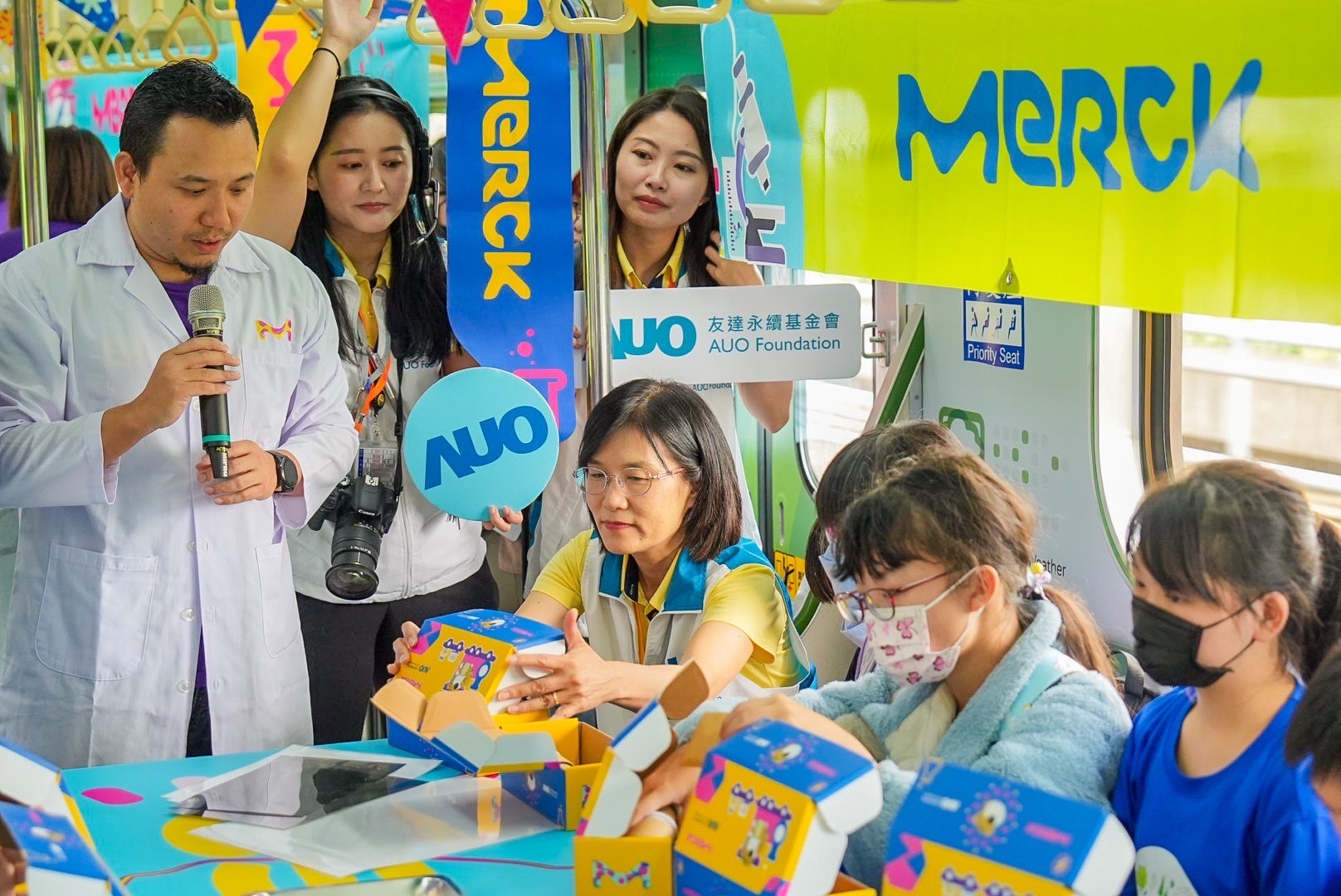 友達以光電、再生能源、水資源三大核心，設計「再生能源和循環經濟」多元永續教育主題，並攜手供應鏈夥伴默克開發創意科學教材及實作體驗，期讓永續素養透過科學探索向下扎根