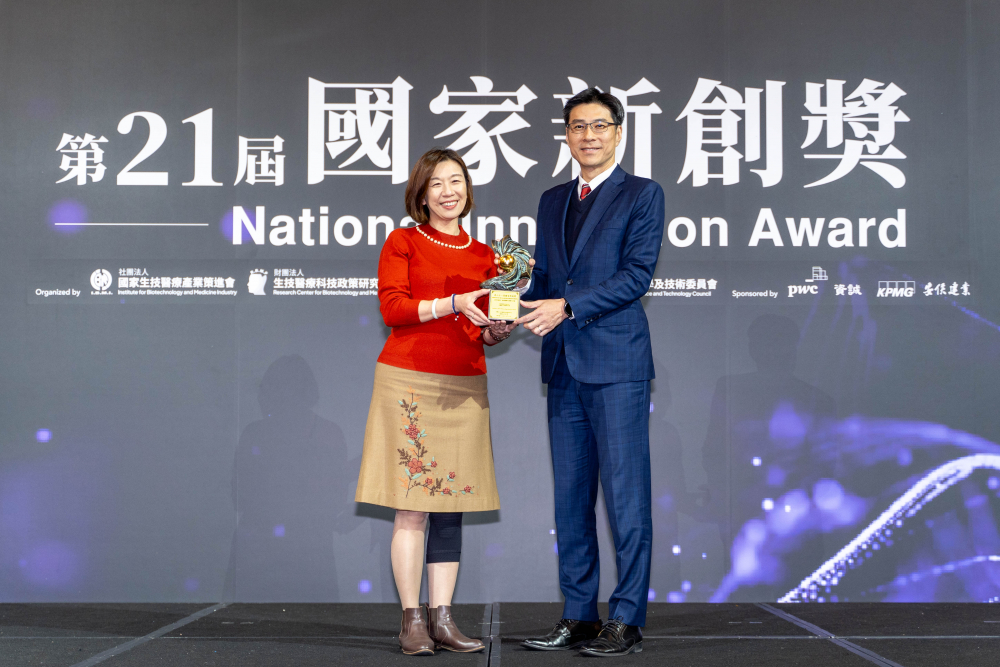 友達旗下子公司友達耘康與達擎分別以「中醫數位化檢測解決方案」及「寬視角3D醫療顯示器」獲得第二十一屆國家新創獎「智慧醫療與健康科技」類別的「企業新創獎」與「國家新創精進獎」兩項殊榮。圖左為衛生福利部政務次長林靜儀、圖右為友達光電智慧醫療事業群總經理廖世宏