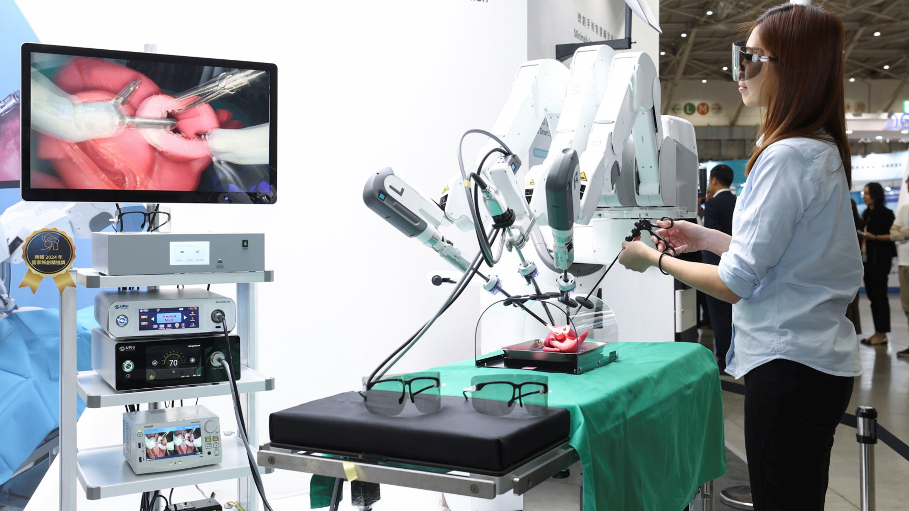 達擎寬視角3D醫療顯示器可應用於機器人手術即時3D解決方案，提供醫療團隊即時、同步的3D手術影像，提升溝通效率與手術安全性