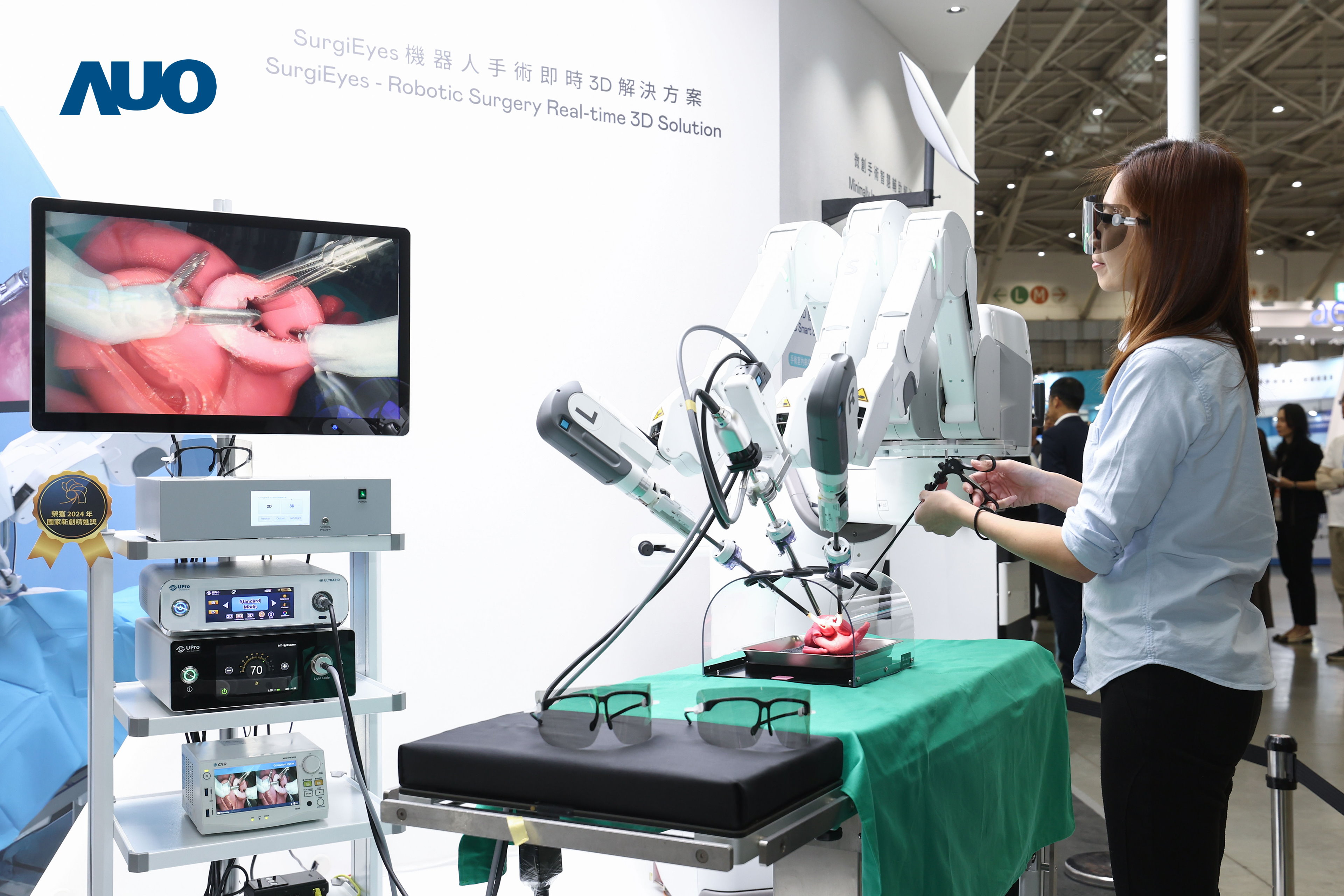 ADP has launched the "SurgiEyes - Robotic Surgery Real-time 3D Solution" using its leading 3D display technology. The SurgiEyes integrates advanced 3D imaging processing with exclusive 3D vertical wide-viewing-angle and wide-color-gamut display technology, allowing the surgical team to synchronize and view clear 3D images from the operating surgeon's perspective in real-time, thereby enhancing communication efficiency and safety.