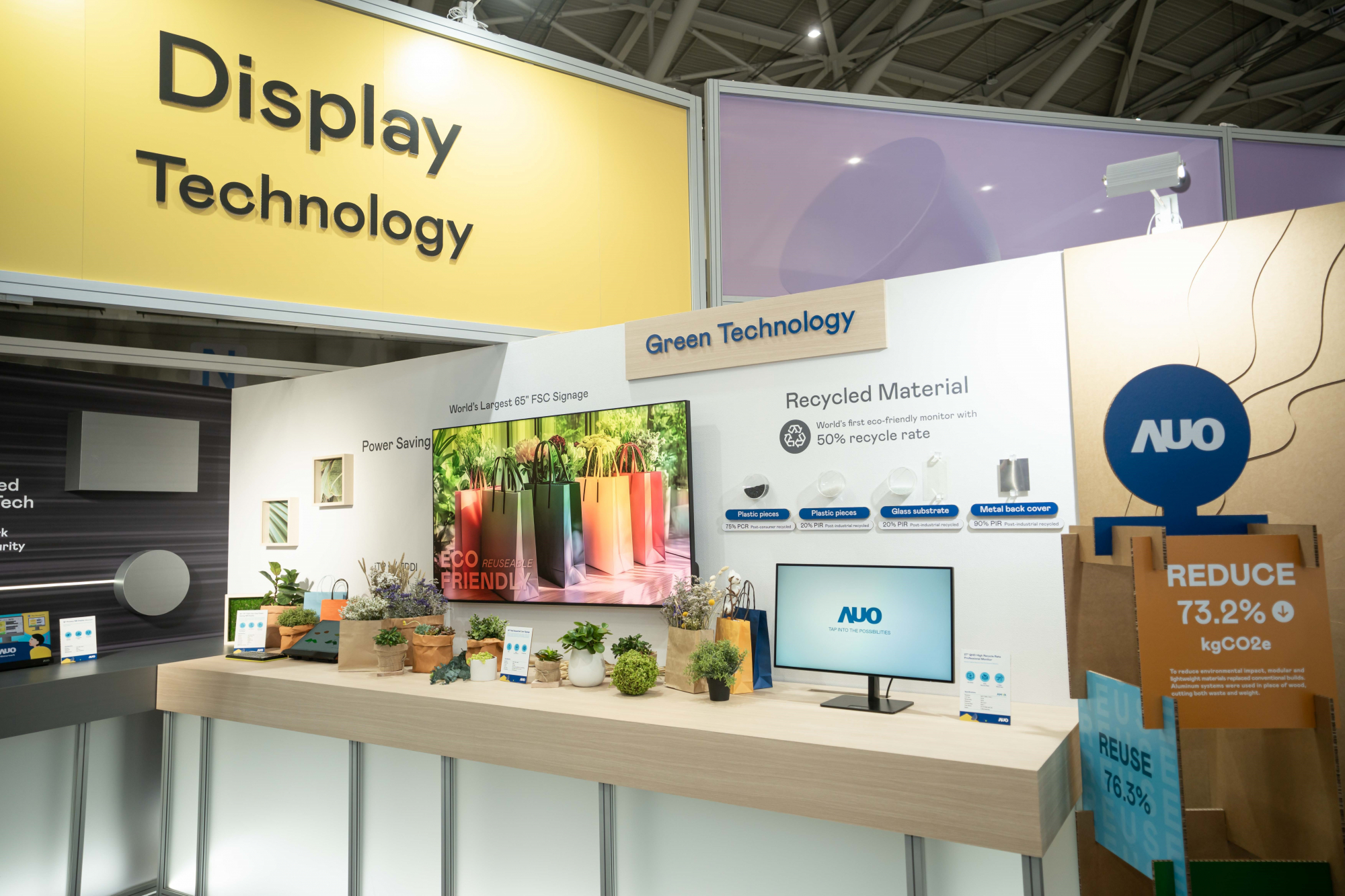 友達Touch Taiwan 2025雙展位再度獲etouch 綠色裝潢設計獎肯定；智慧顯示展位以鋁製模組系統取代傳統木作施作，並在相關裝潢物與設計使用可回收、可重複使用的材料，體現低碳與循環精神。