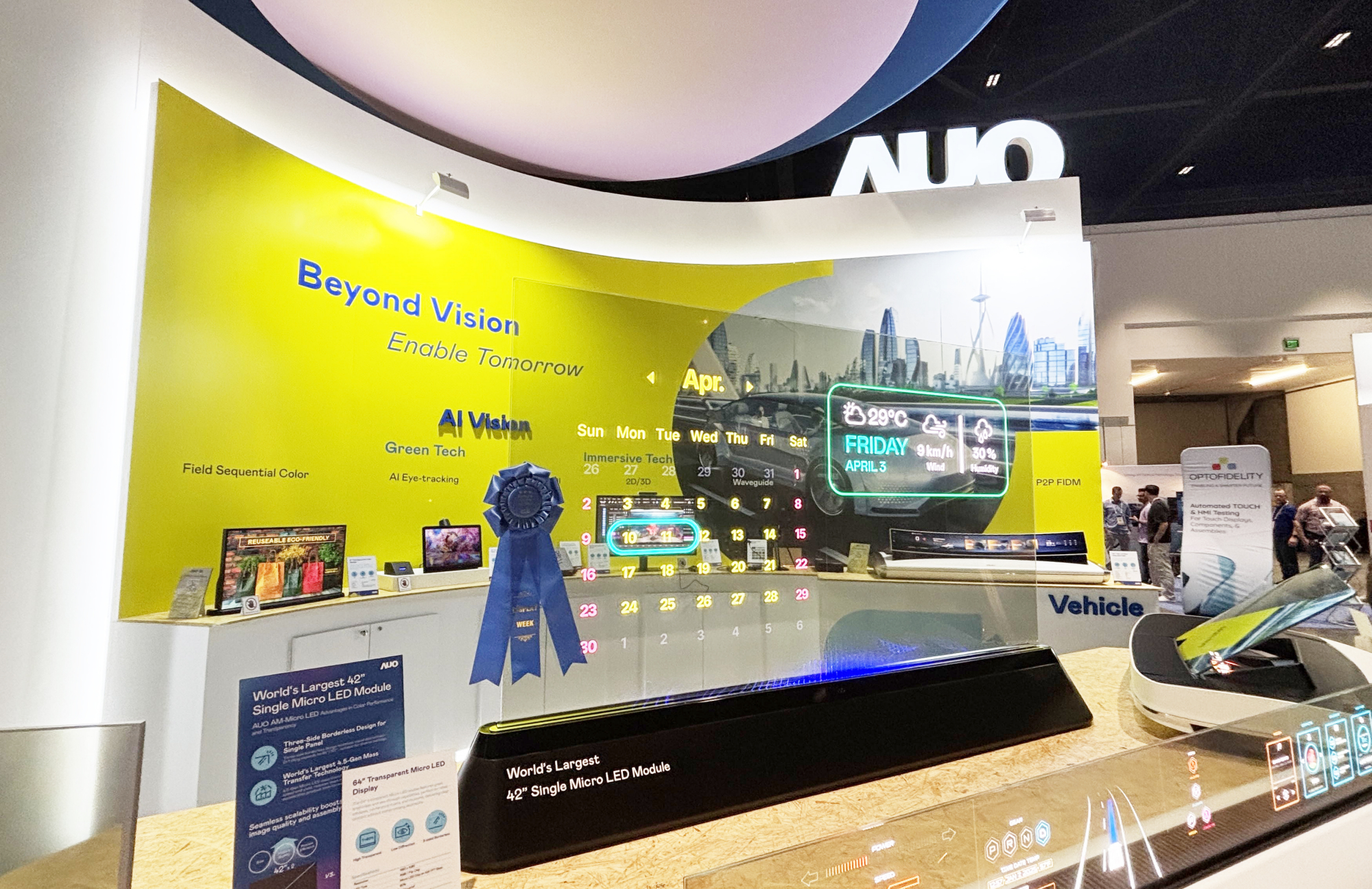 世界杯官方端网站登录入口64吋透明Micro LED显示器获〝最佳Micro LED技术应用奖〞，其绝妙的透明穿透特性，同时具备1,000 nits的高亮度表现，并透过精细的无缝拼接延伸，可依需求灵活应用于多元场域，展现出Micro LED显示技术划时空的无限潜力