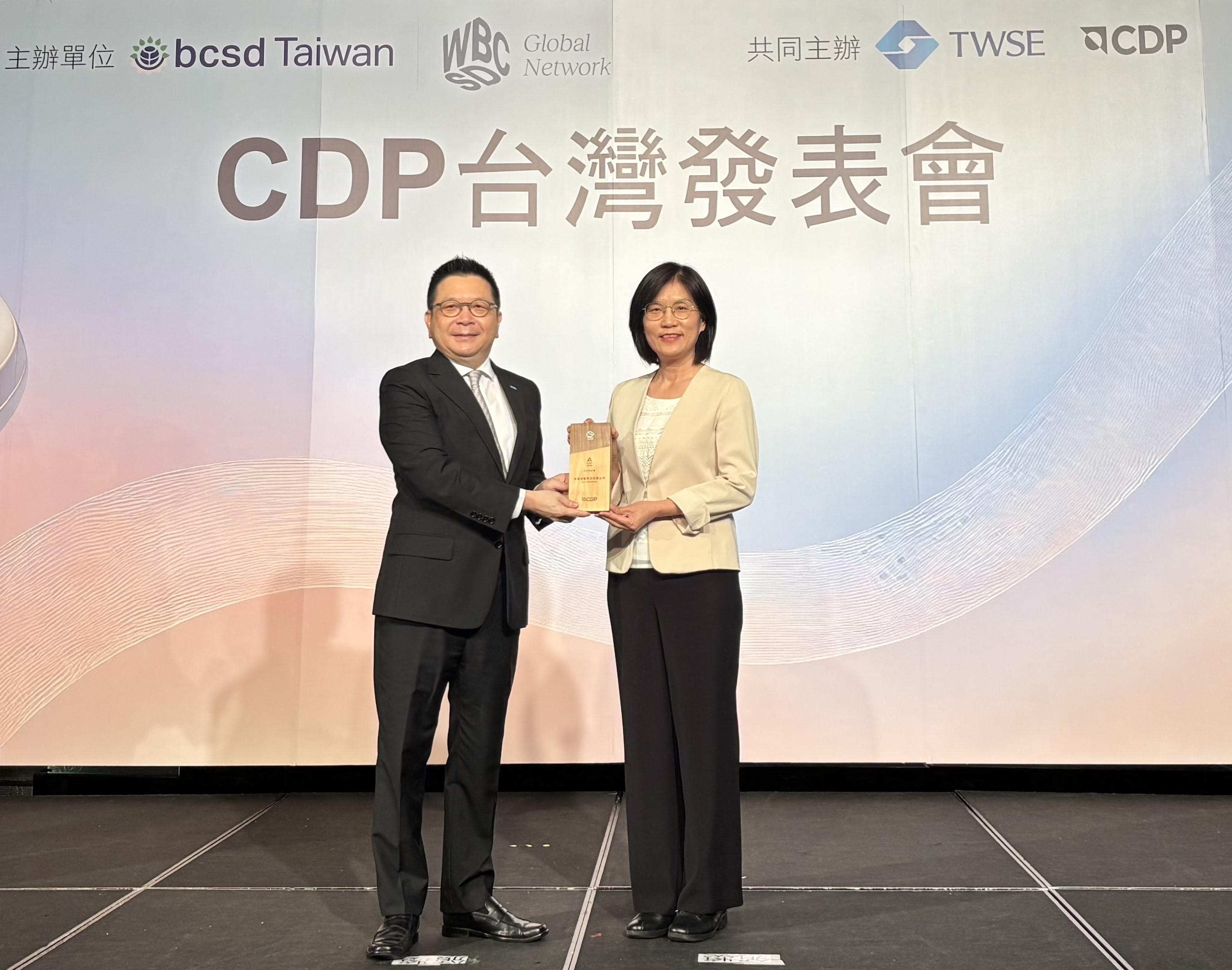 友達永續成果再獲國際評比肯定，獲頒CDP氣候與水資源雙項領導力評級。今由臺灣證券交易所董事長林修銘（左）頒獎，友達光電永續長古秀華（右）代表受獎