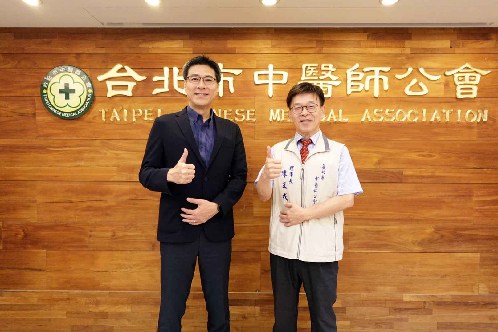 友達耘康積極推動中醫數位化，以創新技術與研發能量串連各界專家，共同建構智慧中醫生態圈；圖為友達耘康廖世宏董事長（左）與台北市中醫師公會陳文戎理事長（右）
