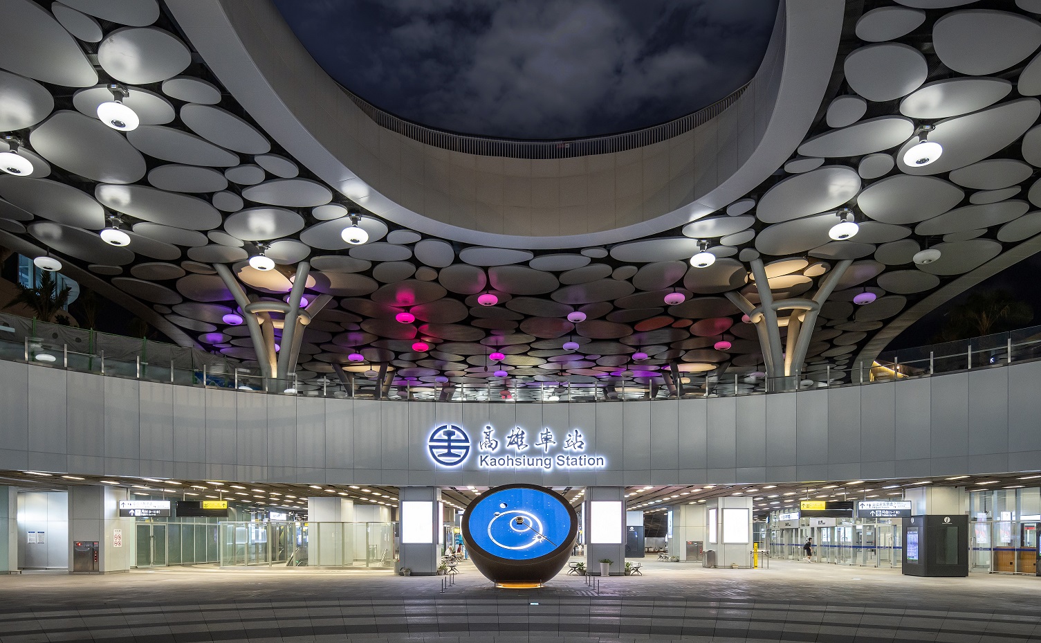 創利空間參與《高雄車站共感空間》公共藝術計畫，擔任視覺科技整合夥伴。於「看時間」天文鐘作品中提供技術指導，整合圓形LED鐘面與鐘體結構，在時間、天象星盤與空間氛圍間生動展演