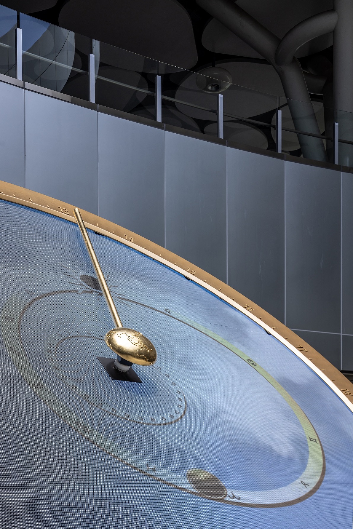 創利空間參與《高雄車站共感空間》公共藝術計畫，擔任視覺科技整合夥伴。於「看時間」天文鐘作品中提供技術指導，整合圓形LED鐘面與鐘體結構，在時間、天象星盤與空間氛圍間生動展演