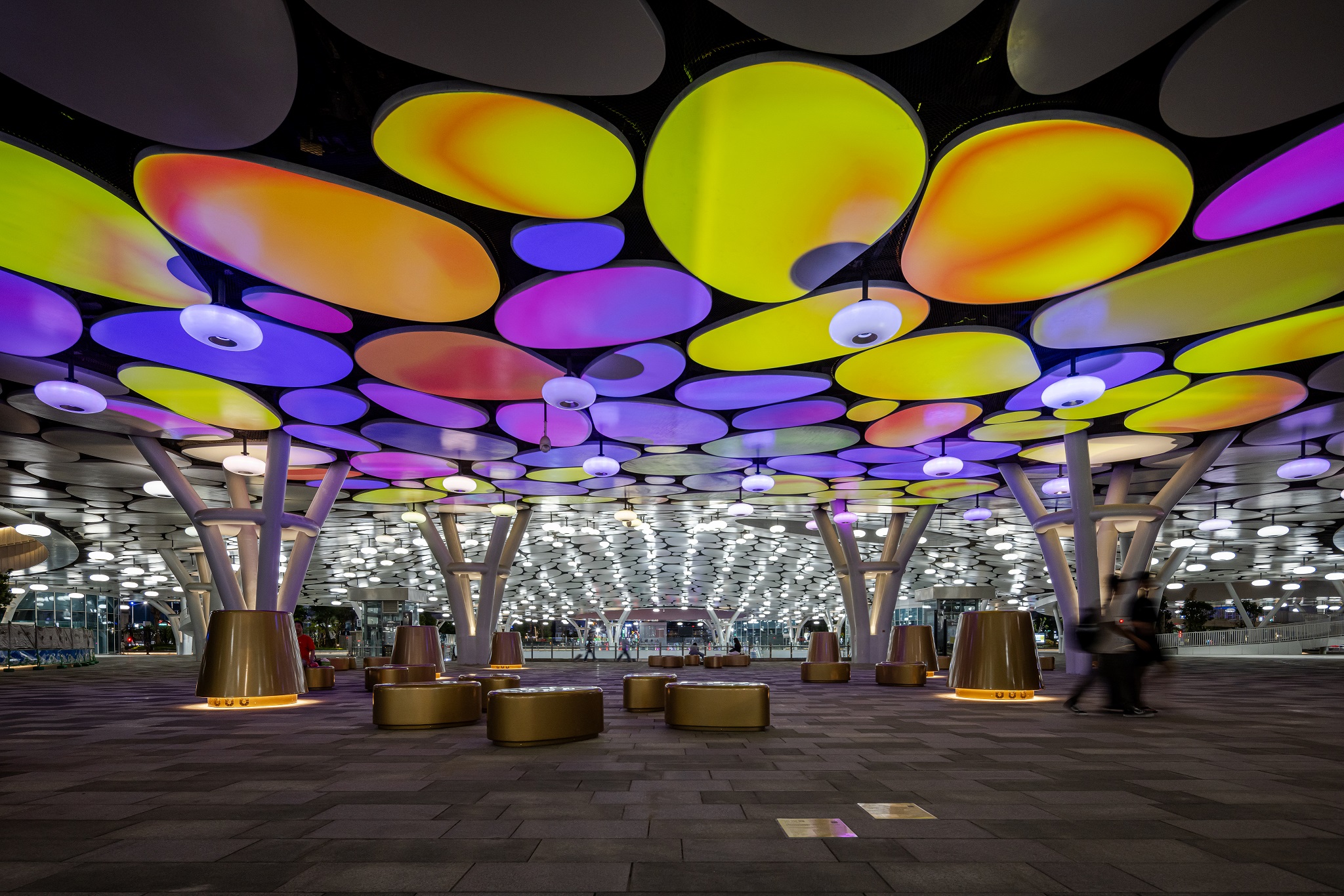 於「染色彩」作品中，創利空間協助藝術團隊將高雄車站天棚2700片鋁製雲朵染上繽紛色彩，從設備設定、光影軟體串接到現場調校，確保光線準確落在雲朵表面，展現層次與意境