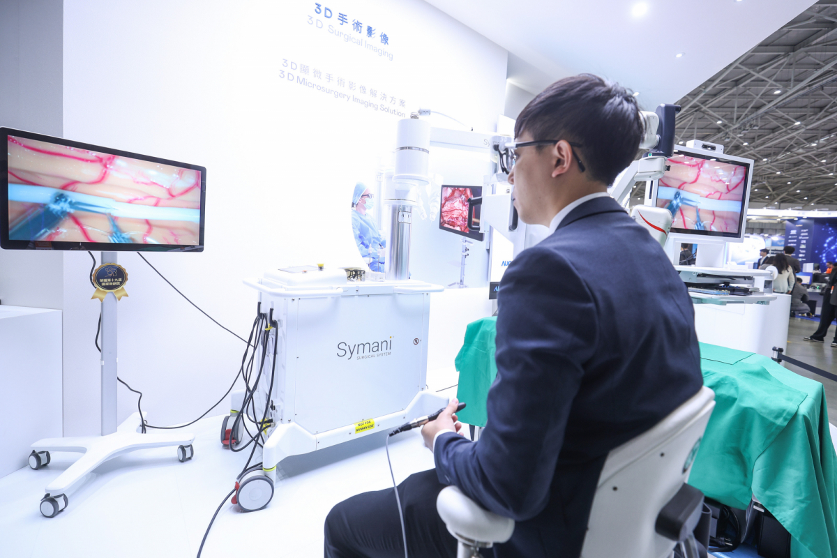 达擎推出〝3D显微手术影像解决方案〞，将3D影像技术从腹腔内视镜手术延伸至神经、血管、淋巴等高难度显微手术，提供超清晰立体视野，协助医疗团队在复杂手术中完成精准细腻操作。