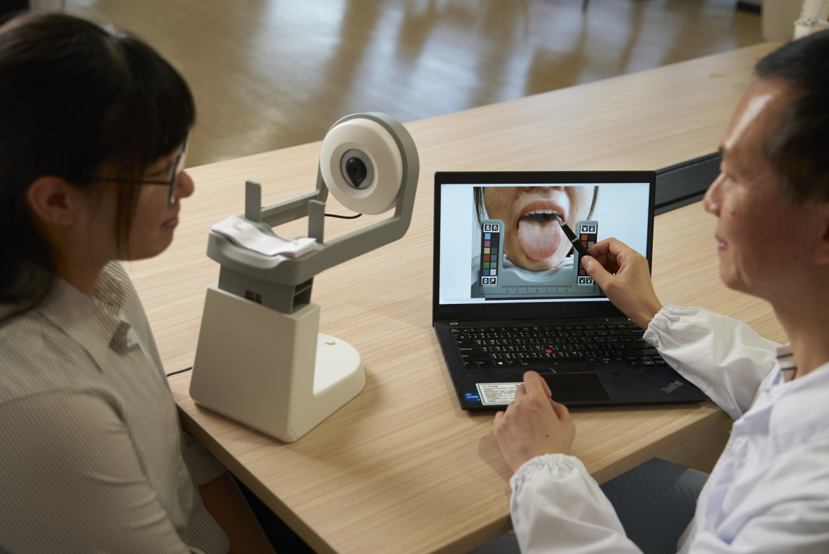 友達耘康的「舌象辨識軟體」則運用AI與大數據技術，可快速辨識舌色、舌形、苔色、苔質等特徵，顯著提升舌象辨識效率，優化檢測流程。