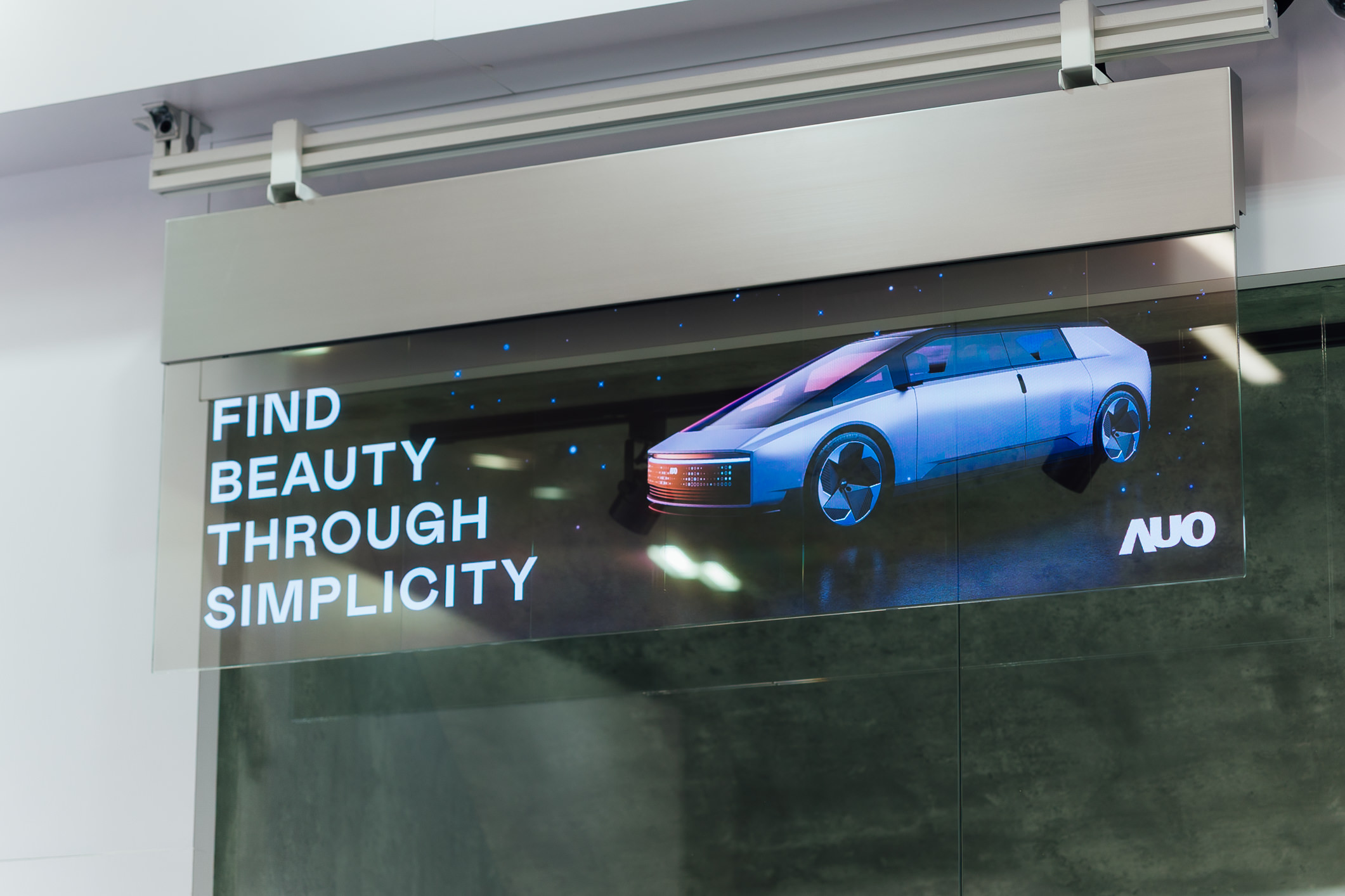 具備高亮度透明感的54吋透明Micro LED智慧看板，可無限拼接不同尺寸，營造出兼具科技感與美學的沉浸式氛圍，適用於旗艦店、展演空間等多元場域。