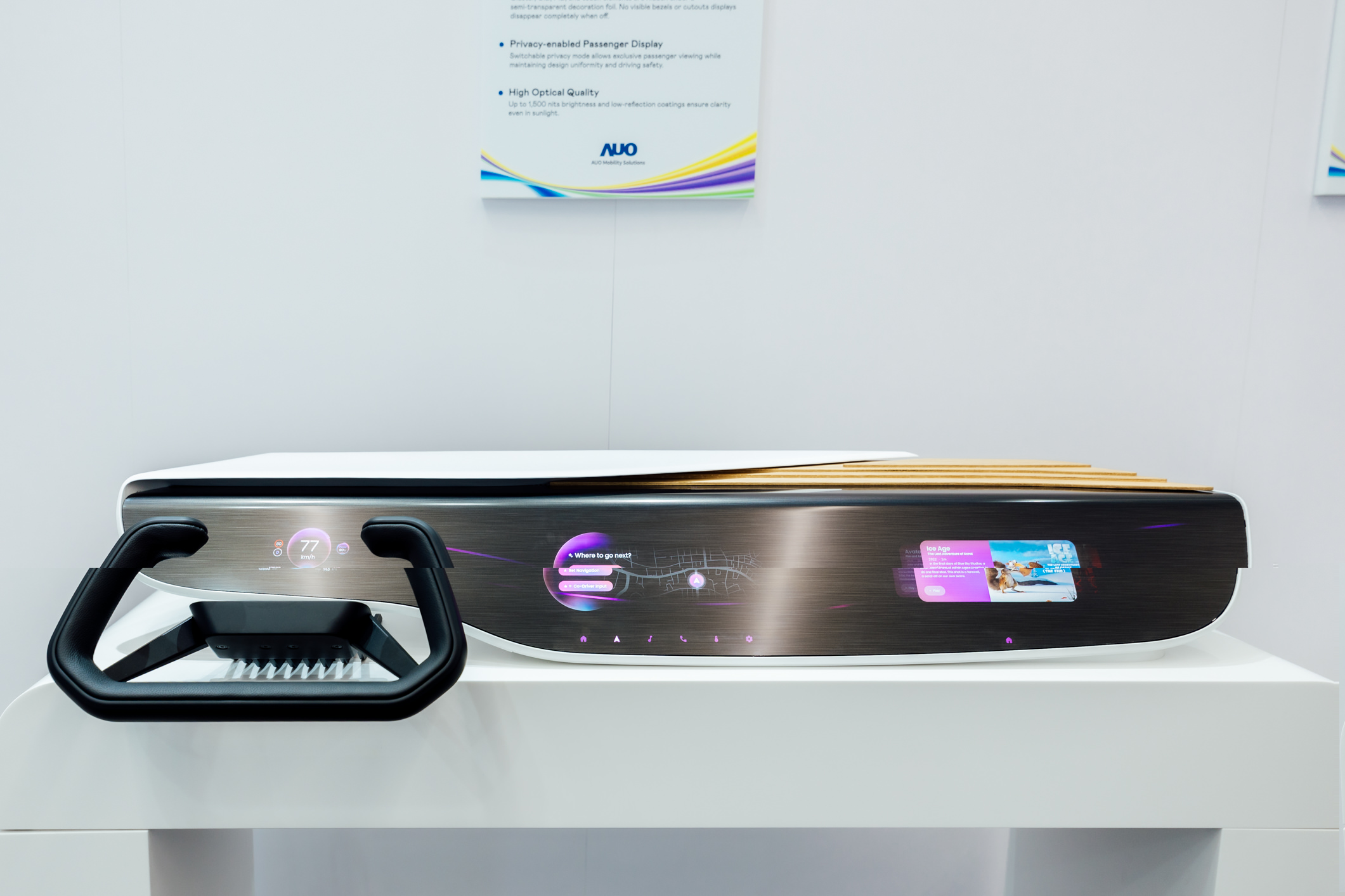 Horizon Intelligent Dash將儀表板、中控資訊顯示器及乘客資訊顯示器整合為一個無縫介面，營造端到端的一體化大尺寸顯示效果，並透過友達智慧移動所開發的網域控制器啟用AI驅動，支援訊號即時診斷與智慧空調控制。