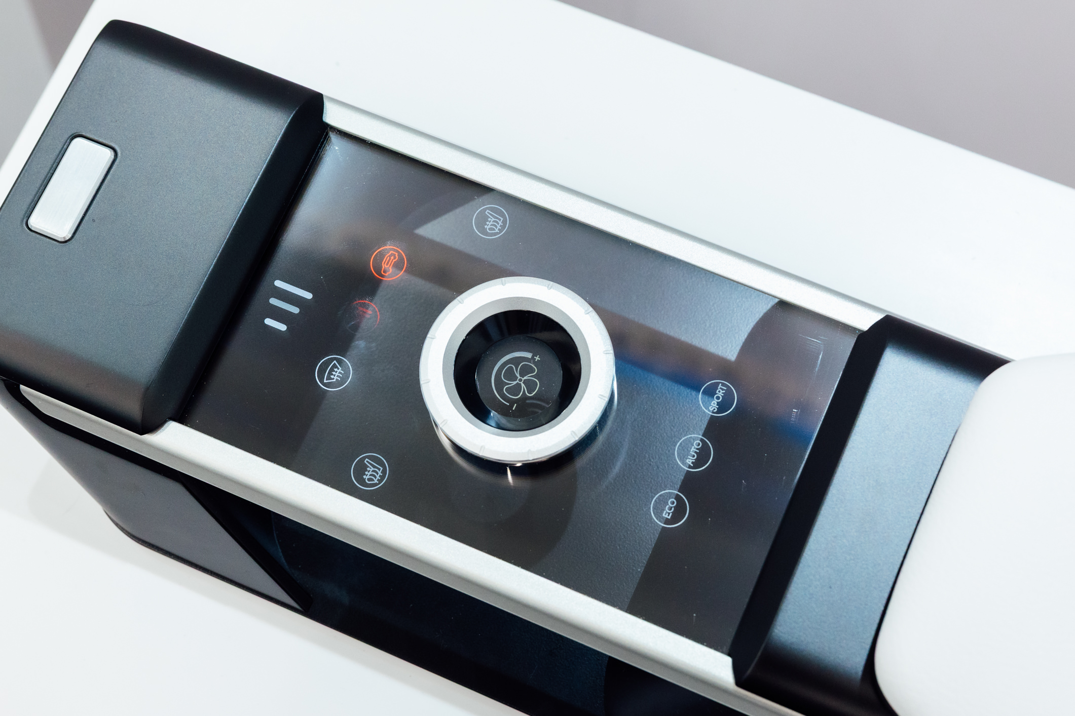 以極簡設計打造的CrystalSense Console，為中央扶手區帶來創新突破，將功能隱藏於簡約的外觀中，並採用懸浮式旋鈕搭配玻璃面板與主動觸覺回饋，僅在操作時才顯現功能選單，提供直覺且可自訂的互動體驗。