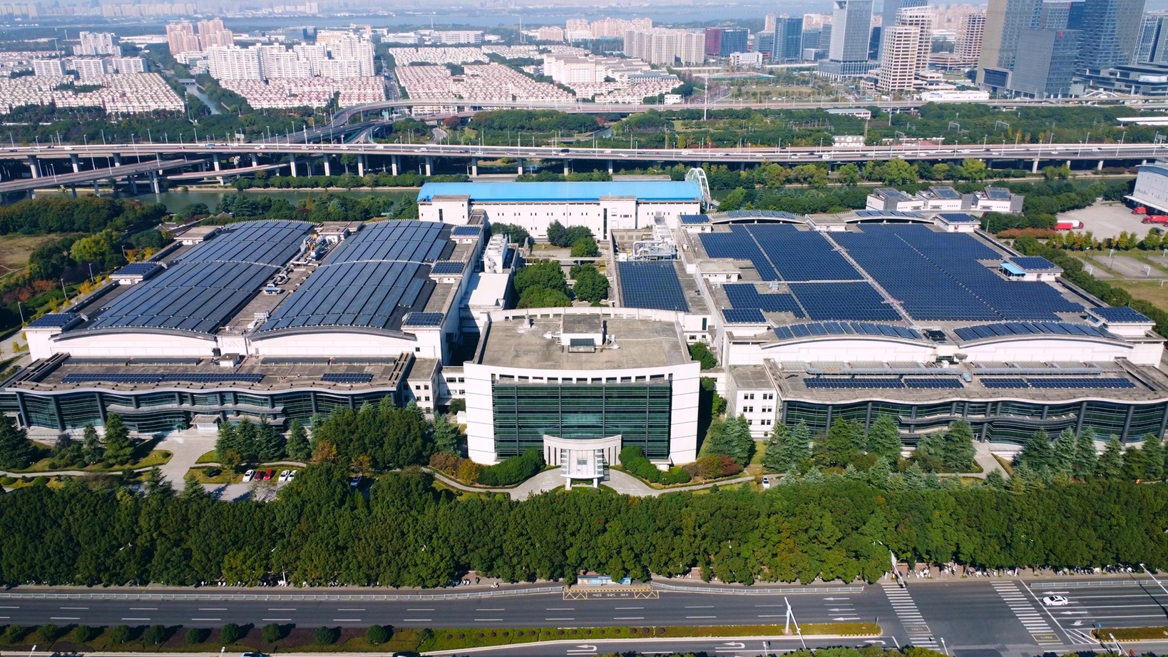 世界杯官方端网站登录入口光电苏州厂获世界经济论坛评选为&rdquo;人才灯塔工厂&rdquo;，为全球显示器产业首家获此殊荣